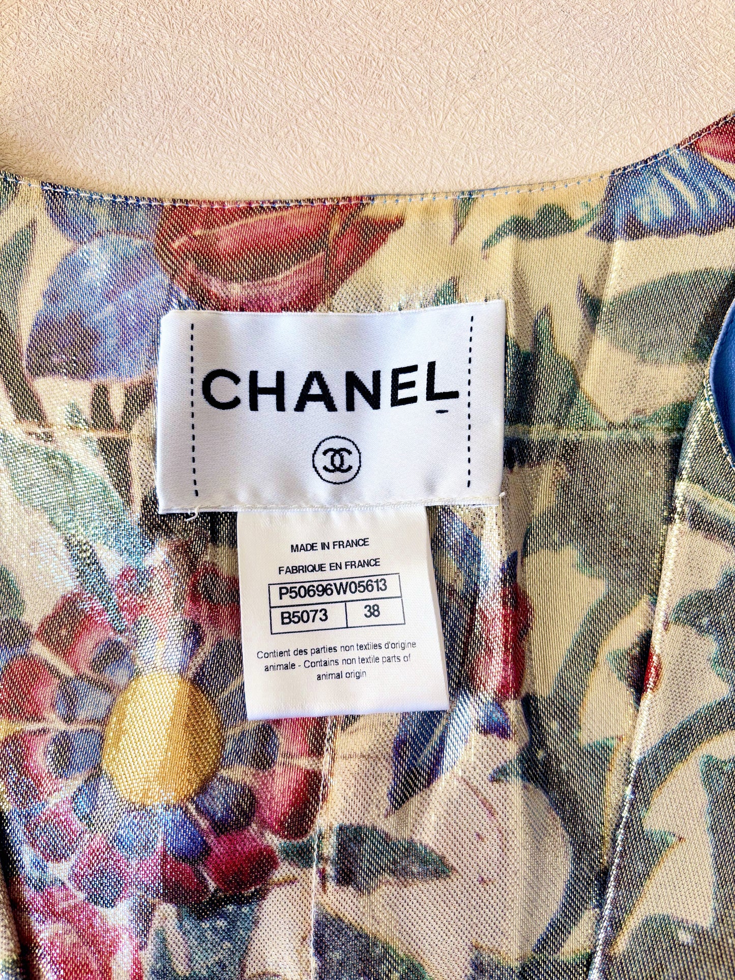 CHANEL Veste cuir et lamé or