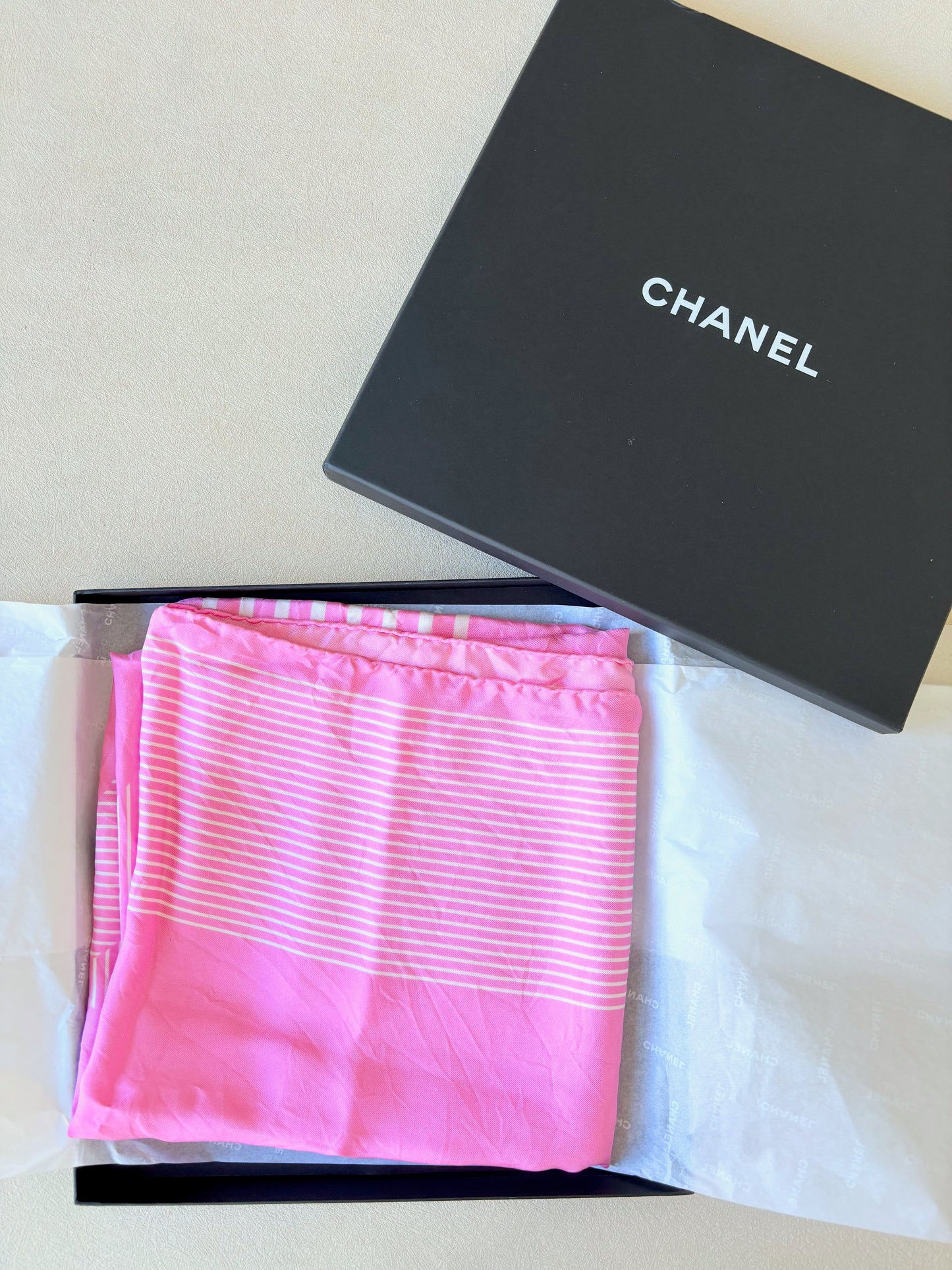 CHANEL Carré en soie