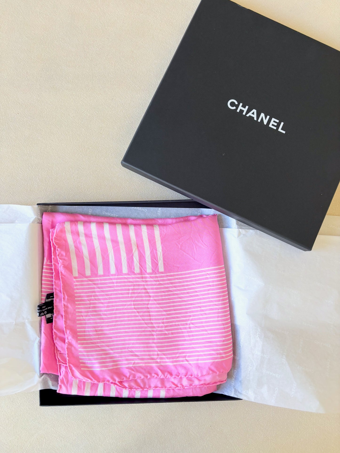 CHANEL Carré en soie