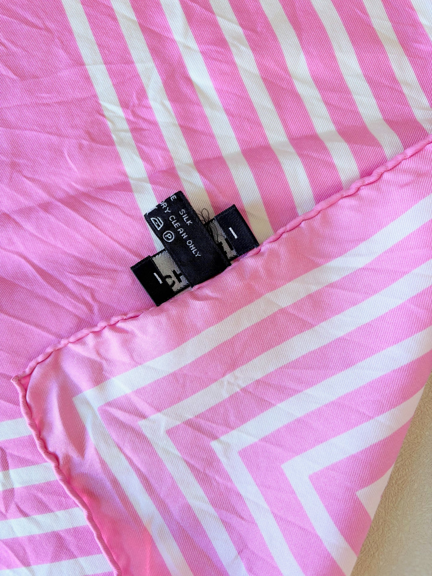 CHANEL Carré en soie