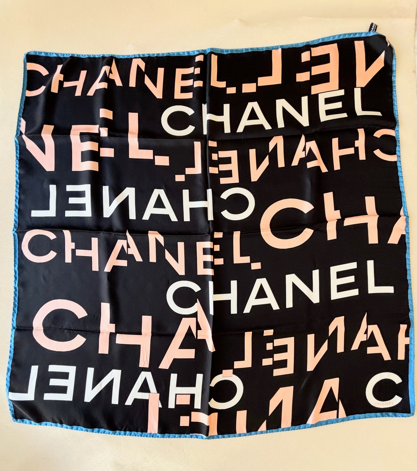 CHANEL Carré en soie