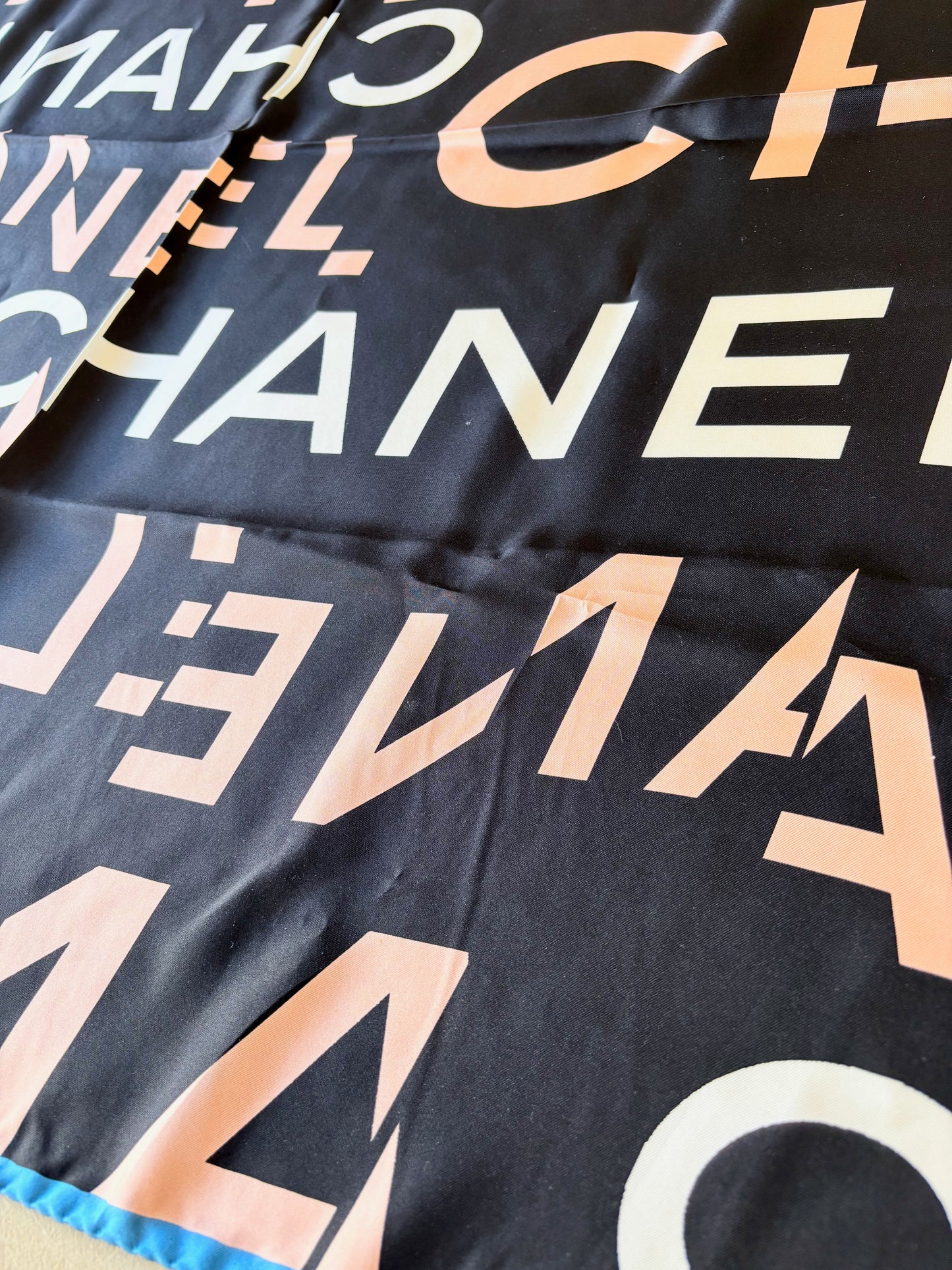 CHANEL Carré en soie