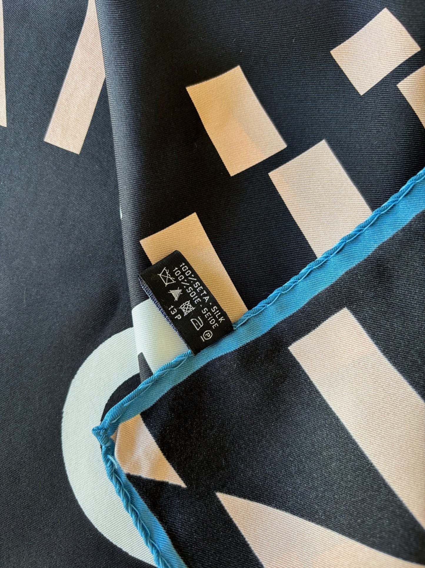 CHANEL Carré en soie