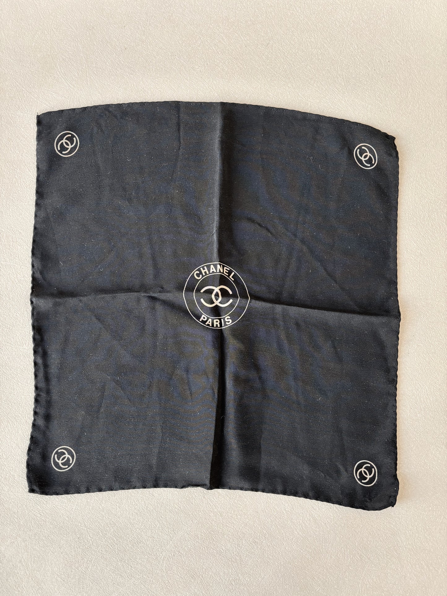 CHANEL Pochette en soie