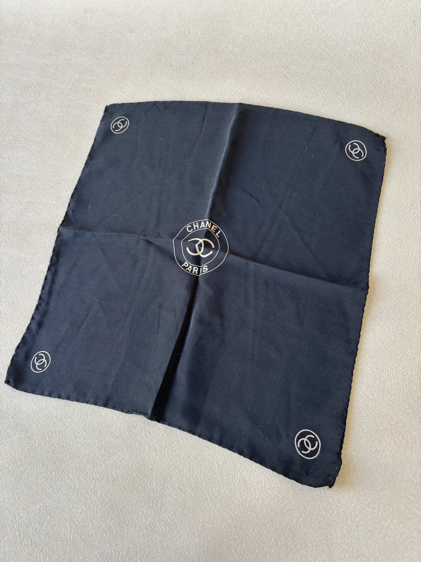 CHANEL Pochette en soie