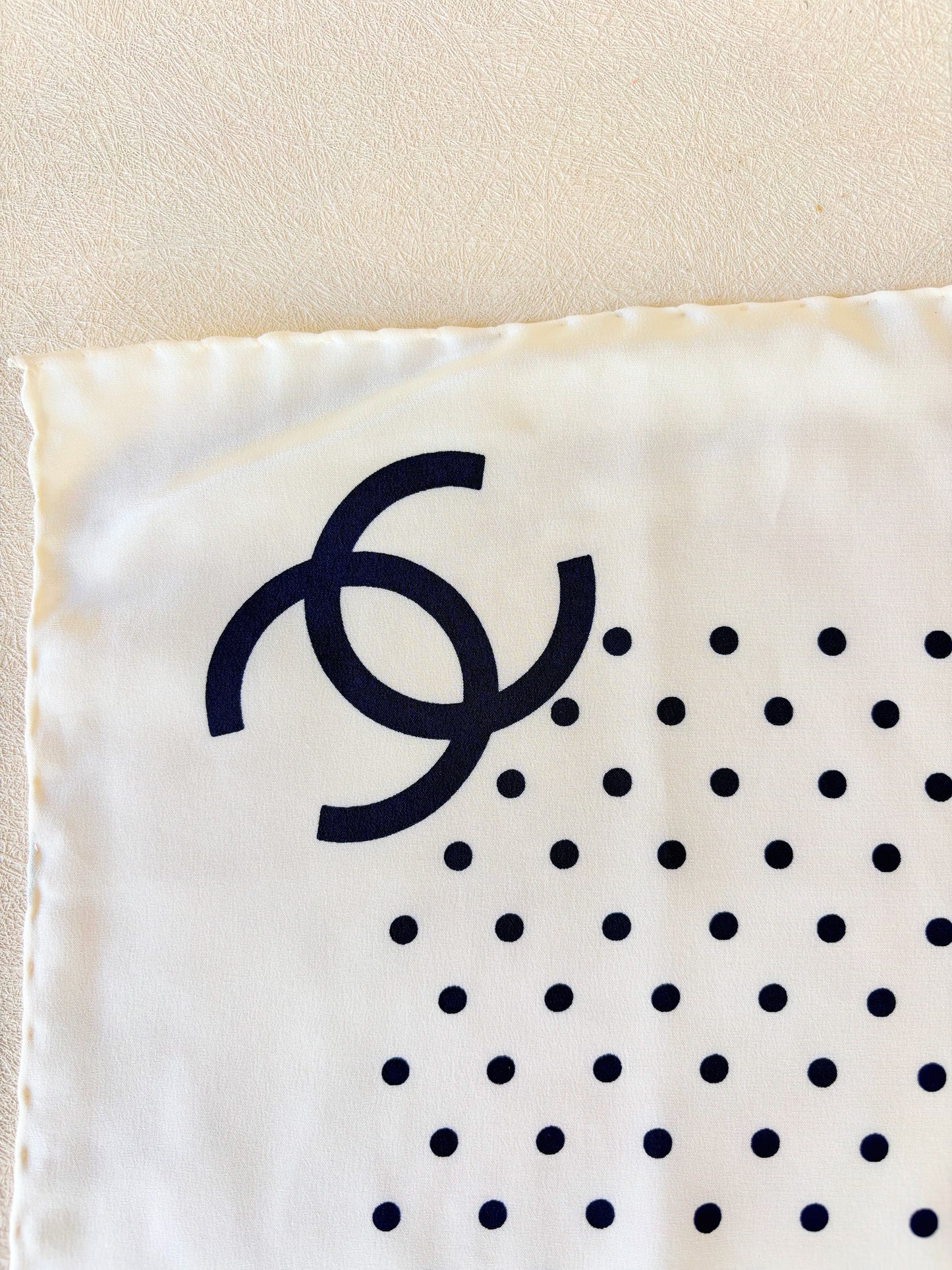 CHANEL Carré en soie