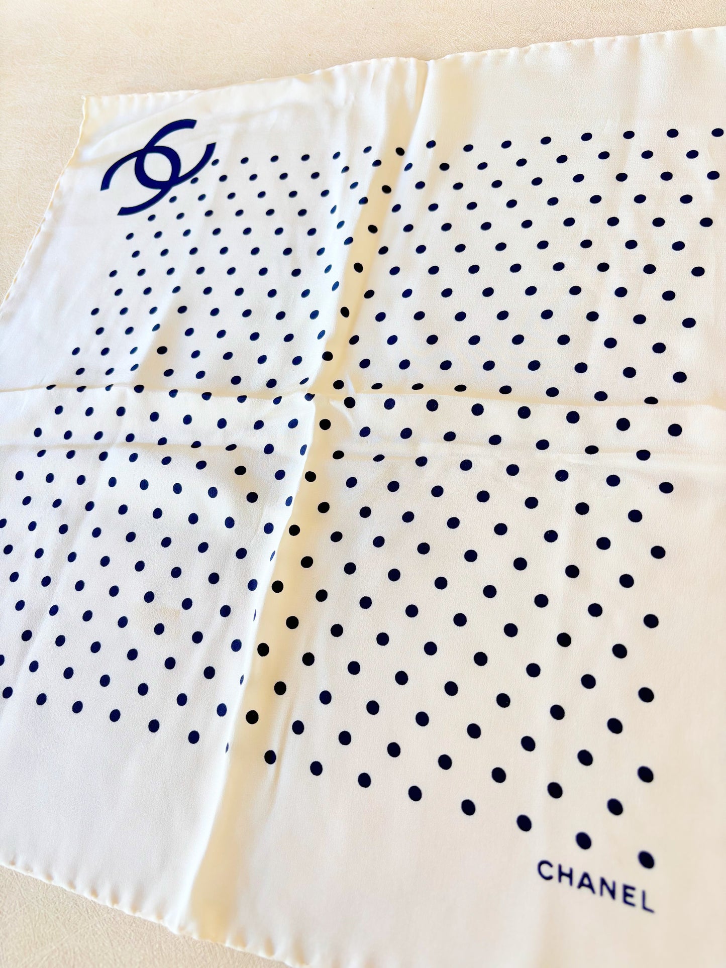 CHANEL Carré en soie