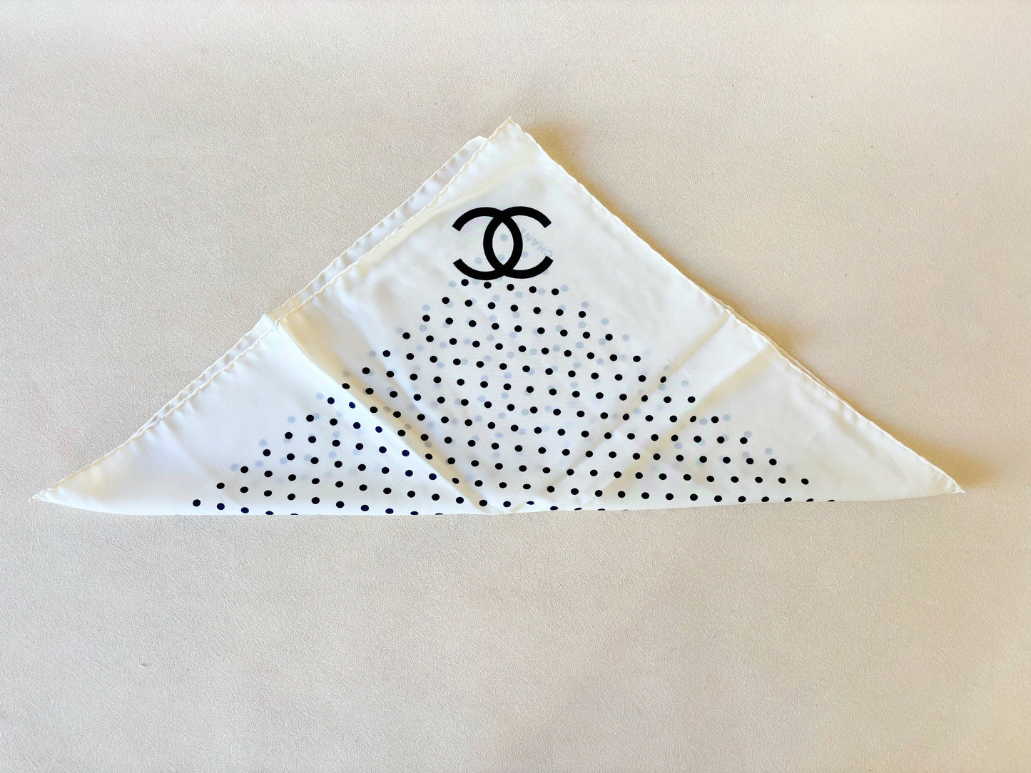 CHANEL Carré en soie