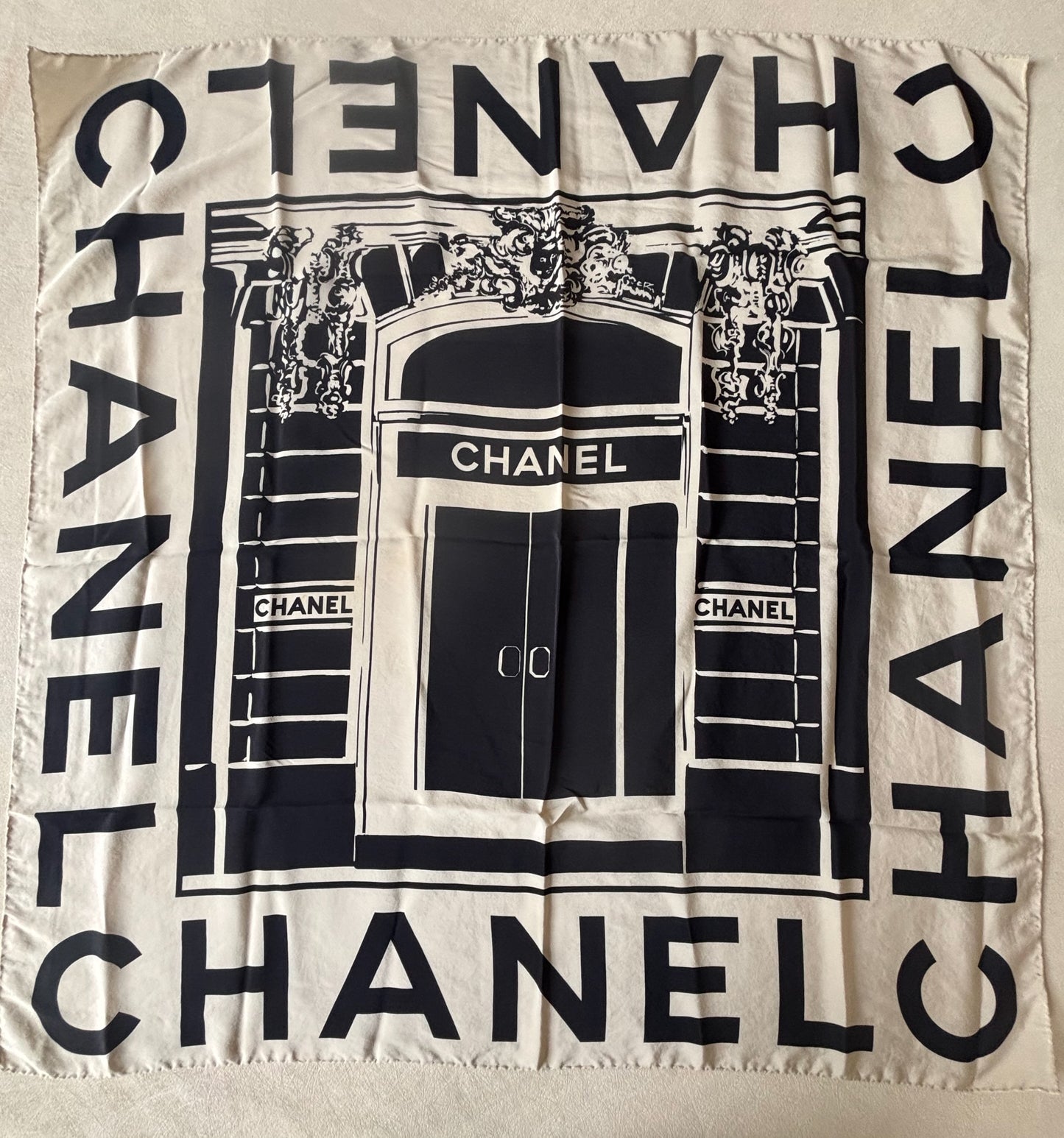 CHANEL Carré en soie