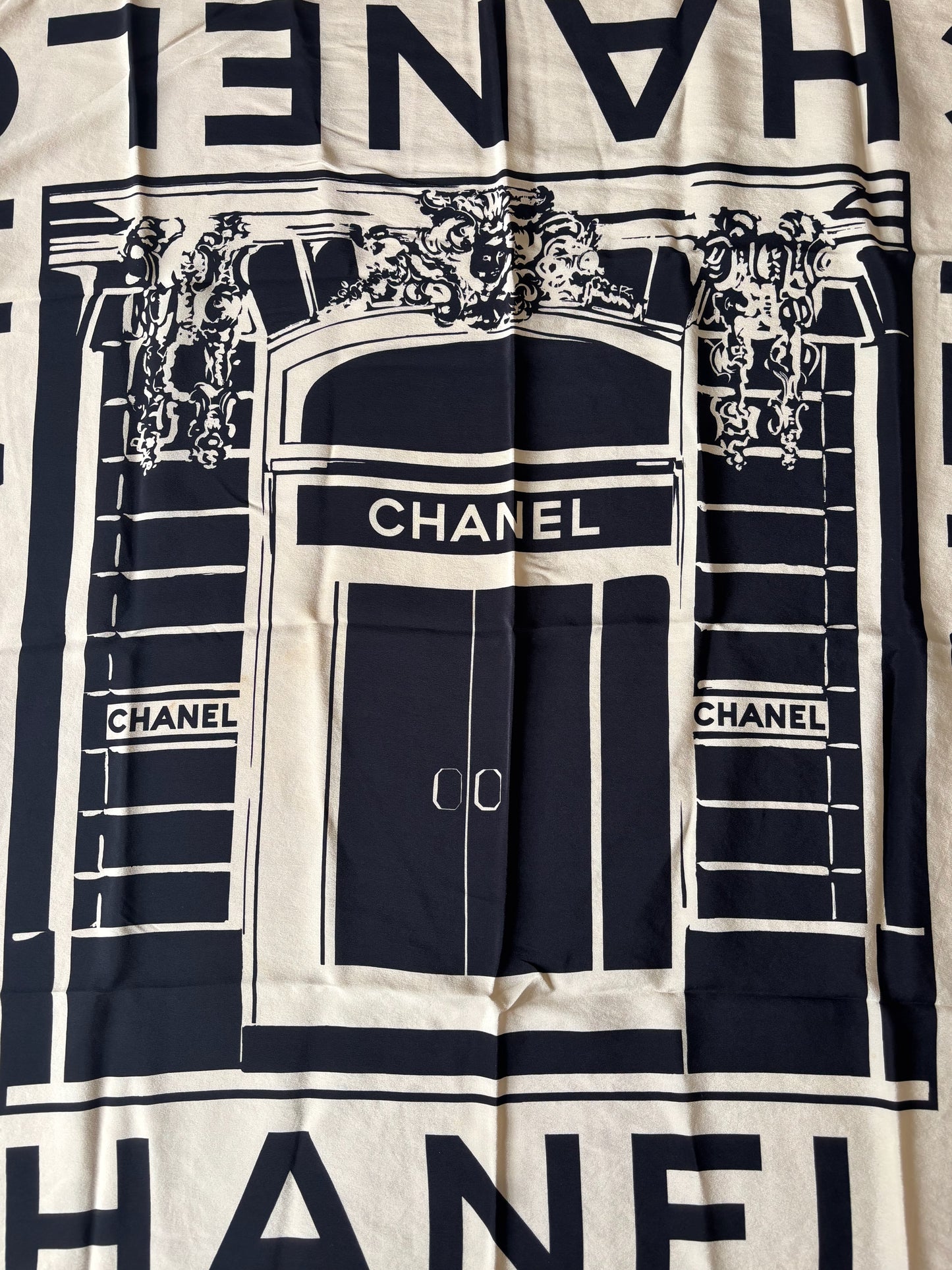 CHANEL Carré en soie