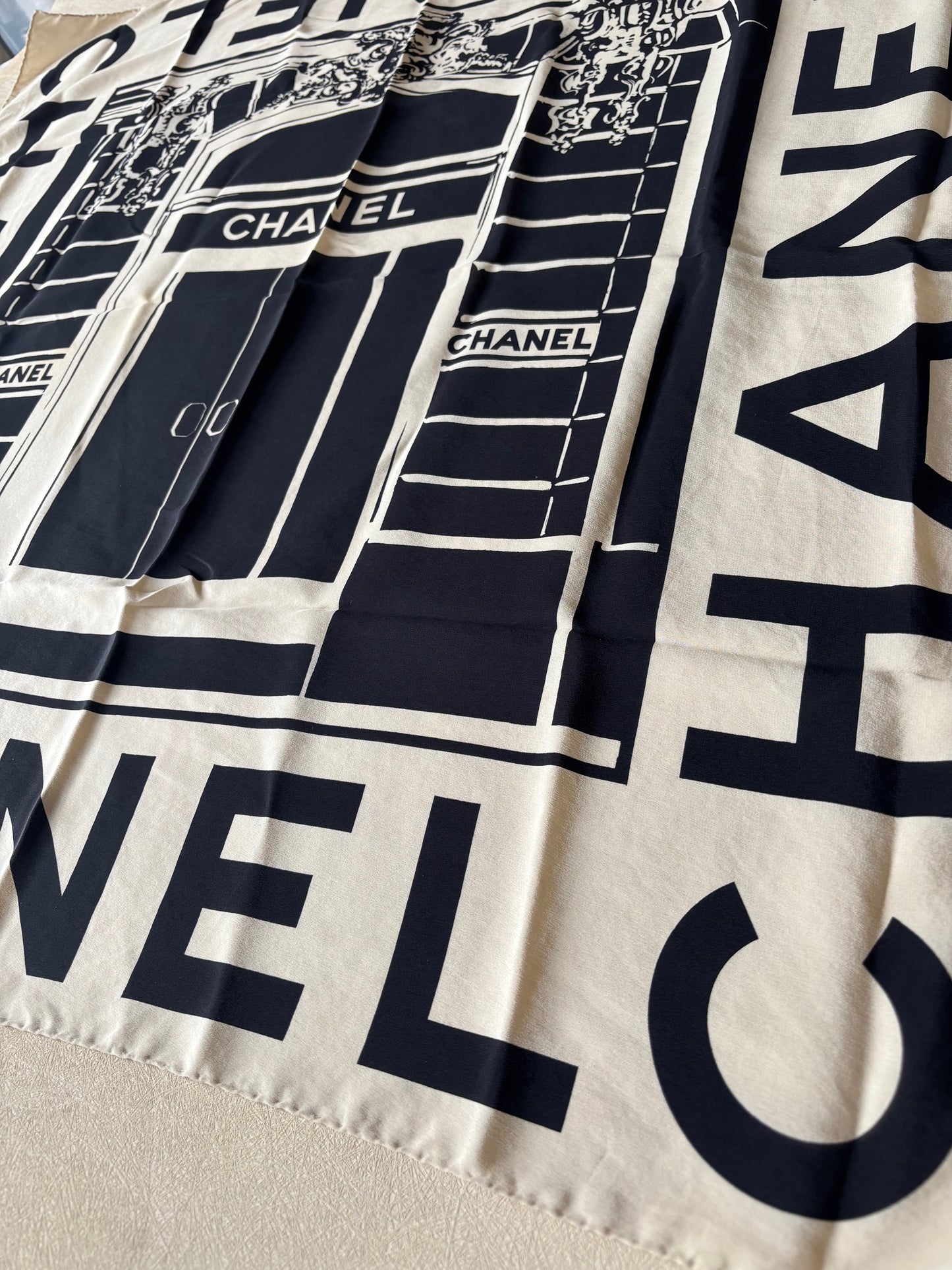 CHANEL Carré en soie