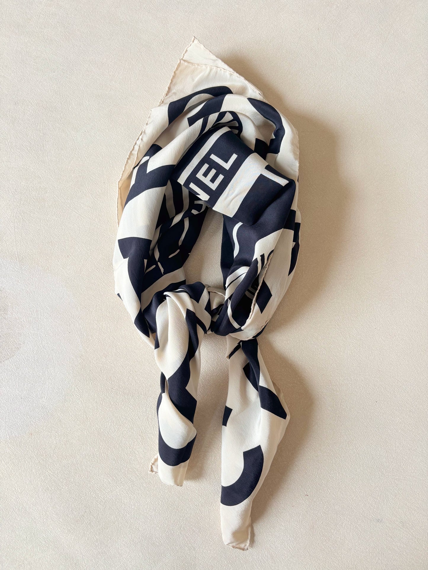 CHANEL Carré en soie