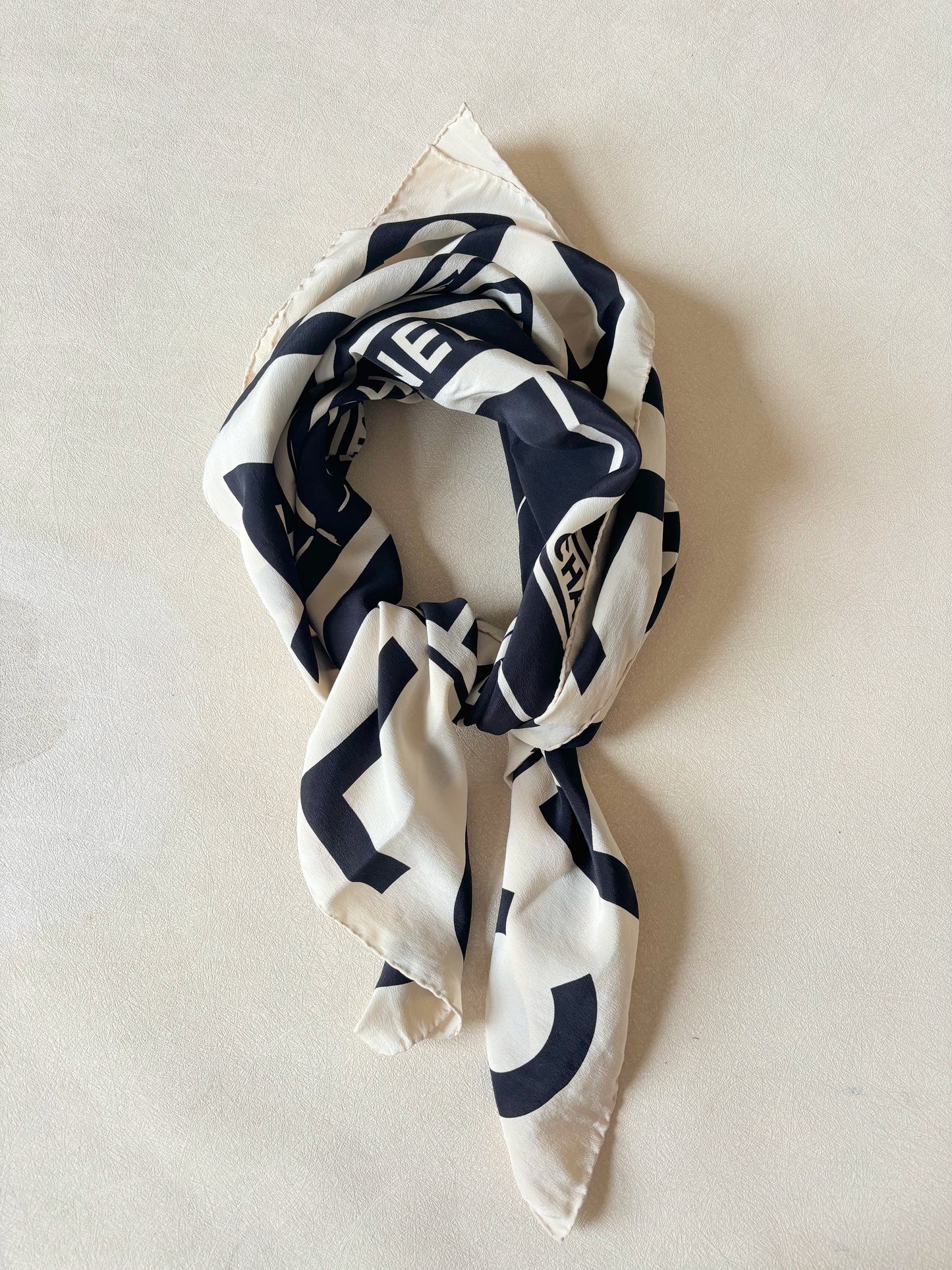 CHANEL Carré en soie