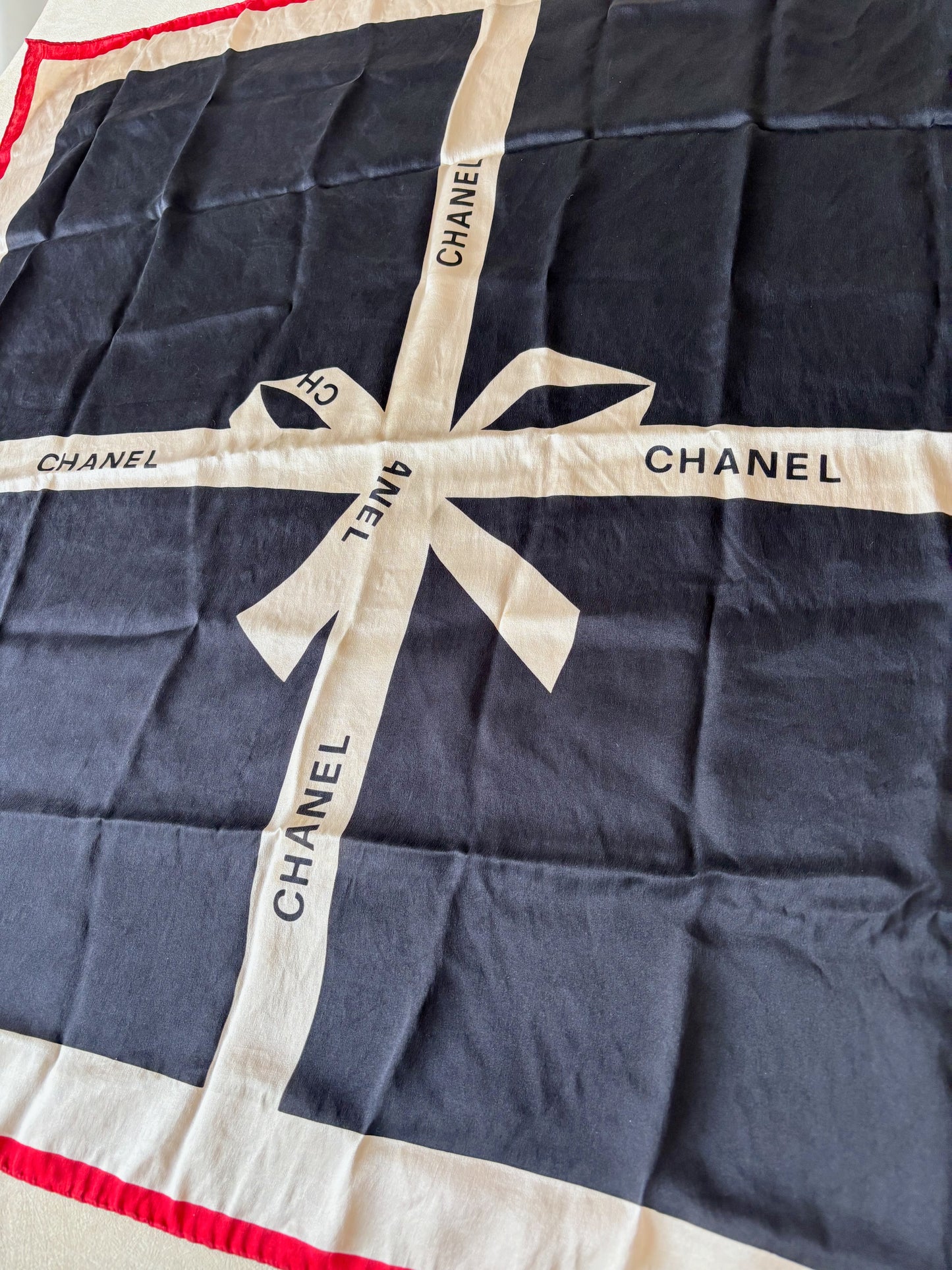 CHANEL Carré en soie