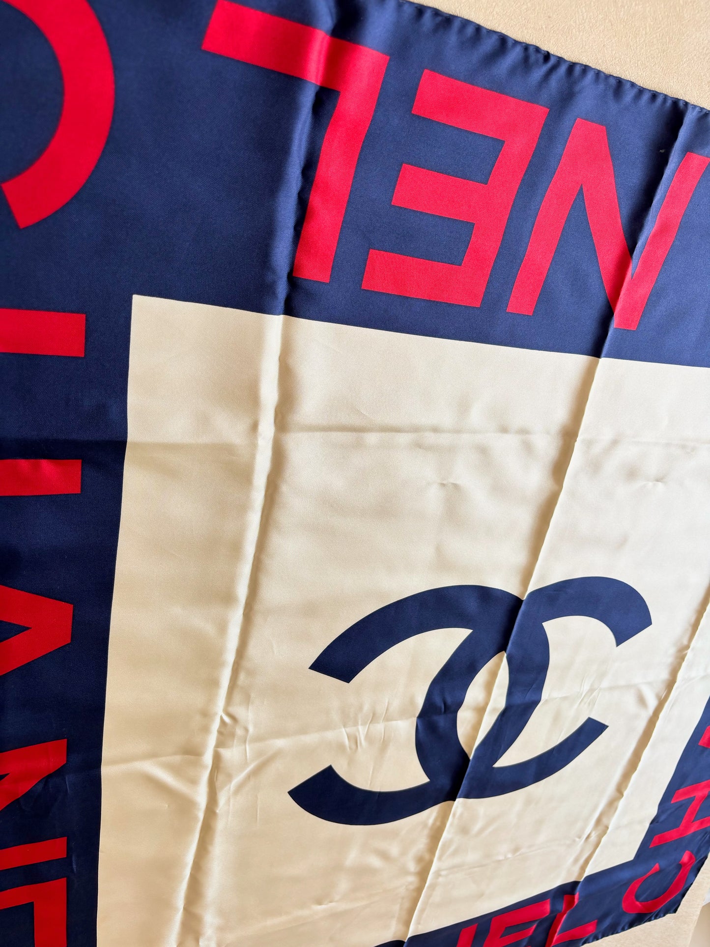 CHANEL Carré en soie