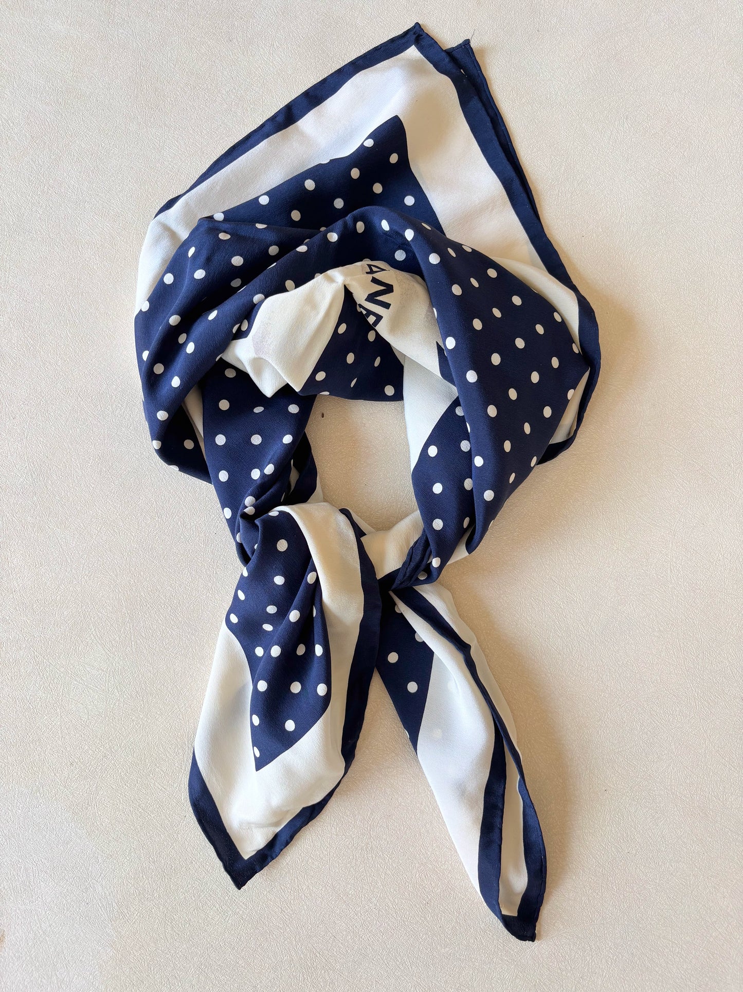 CHANEL Carré en soie