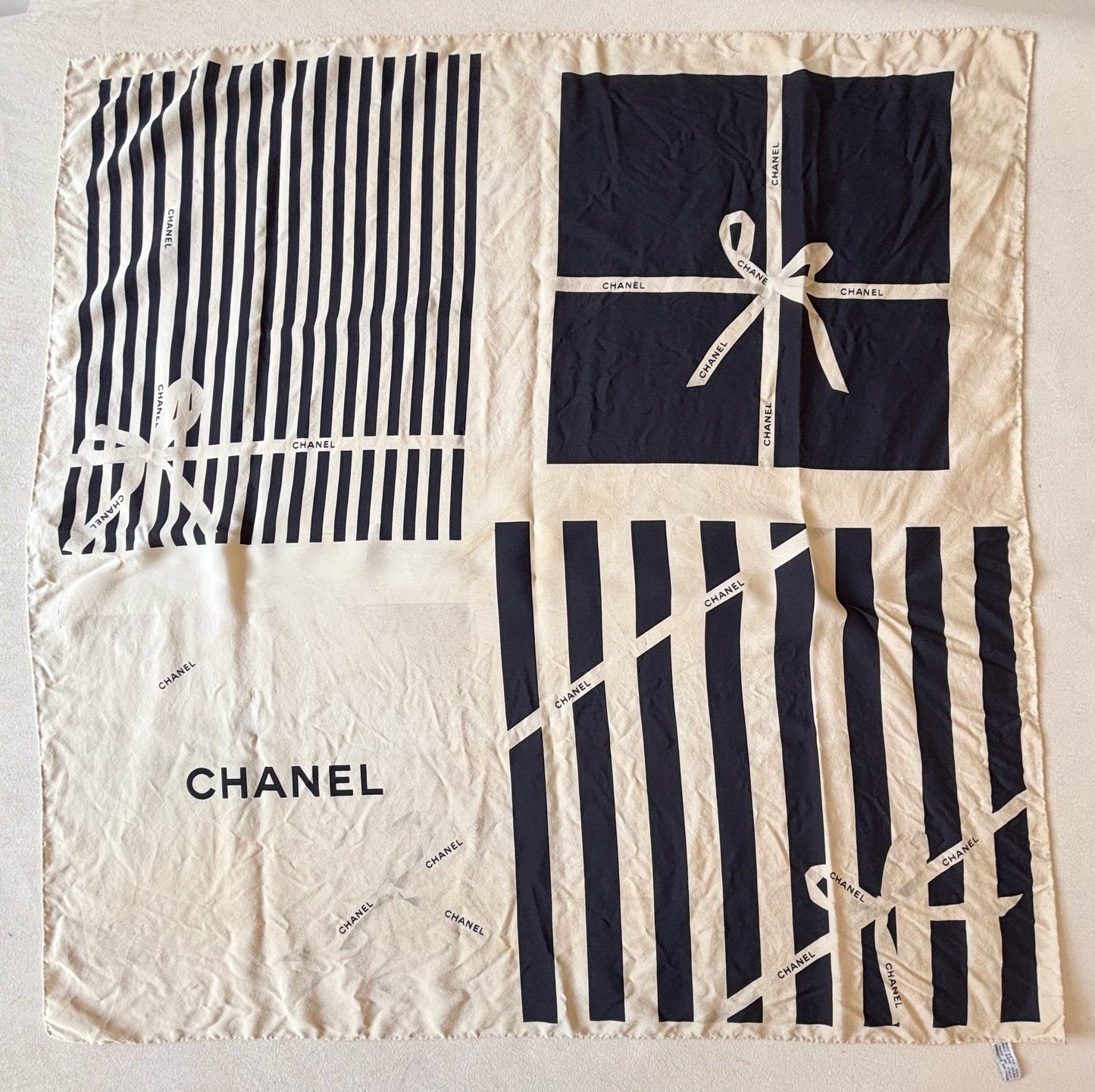 CHANEL Carré en soie
