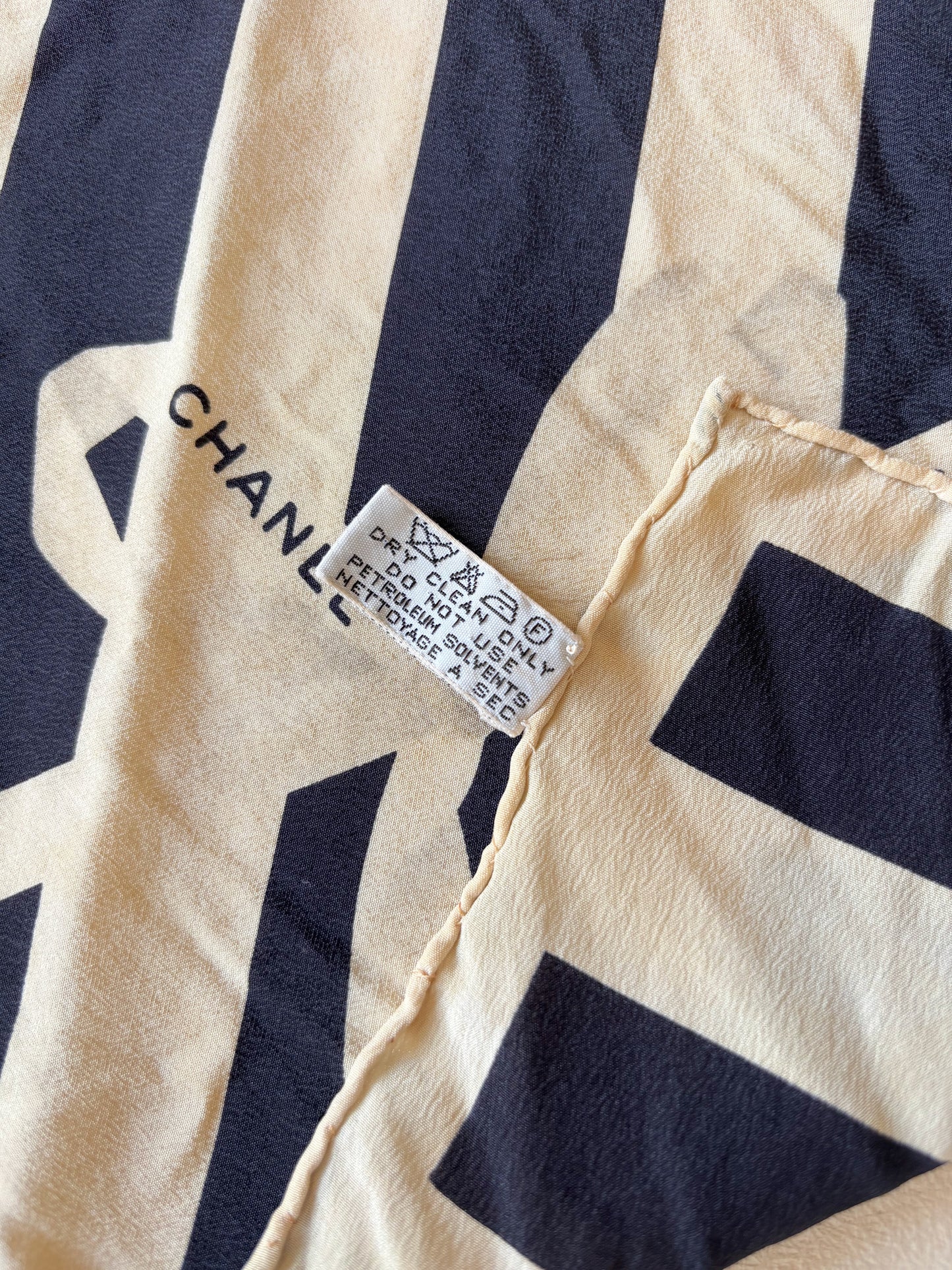 CHANEL Carré en soie
