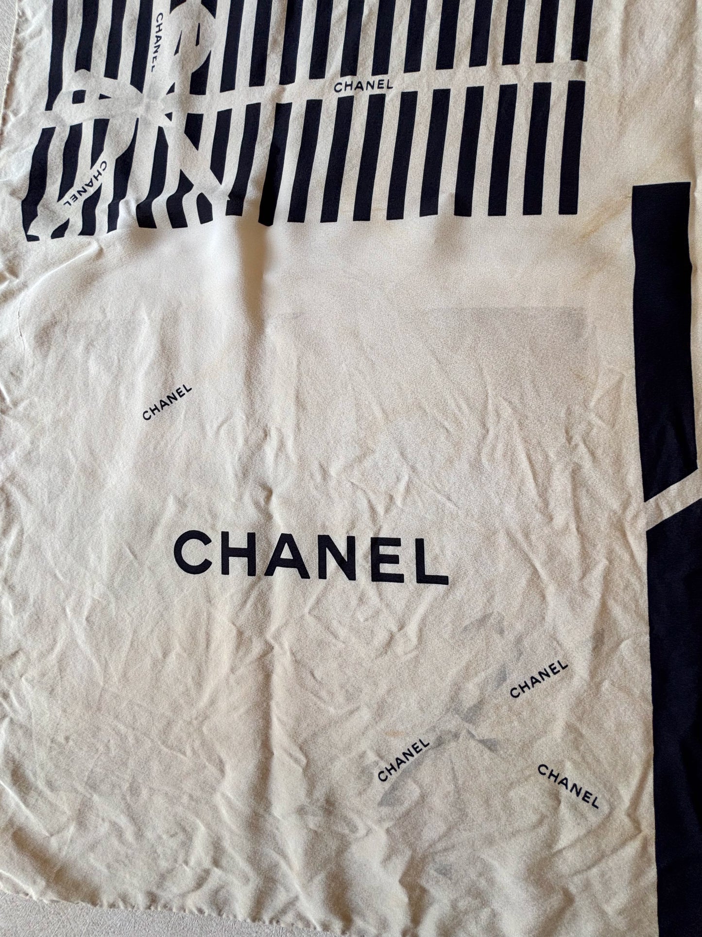 CHANEL Carré en soie