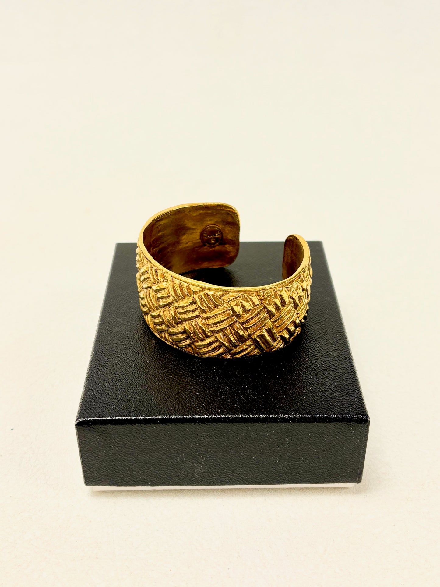 CHANEL Manchette Métal matelassé