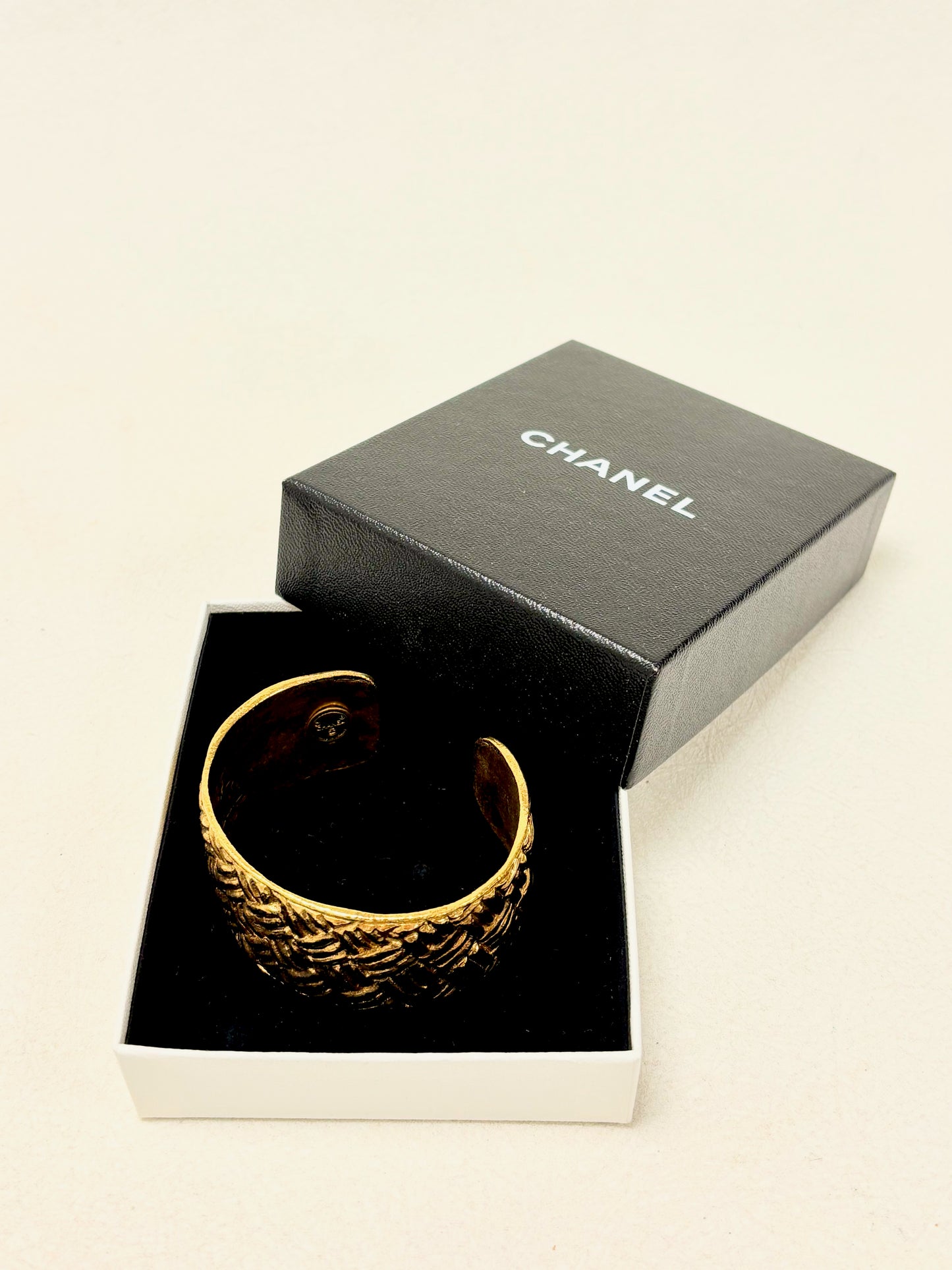 CHANEL Manchette Métal matelassé