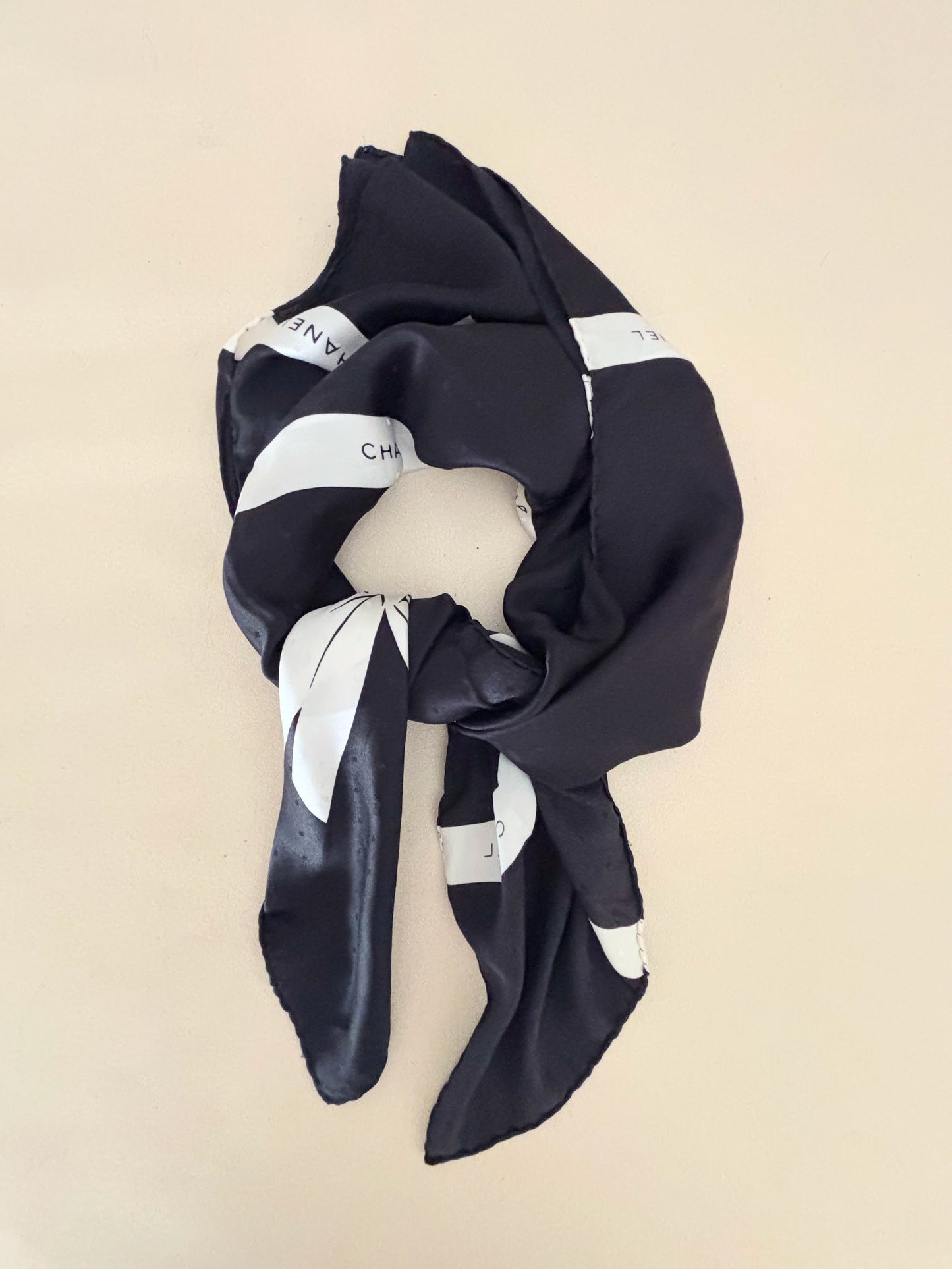 CHANEL Carré en soie