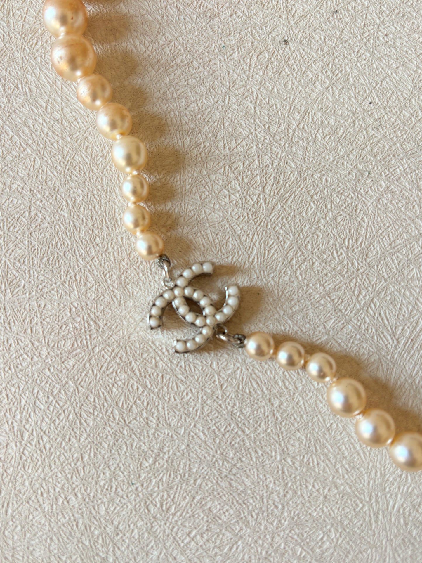 CHANEL Sautoir perles CC