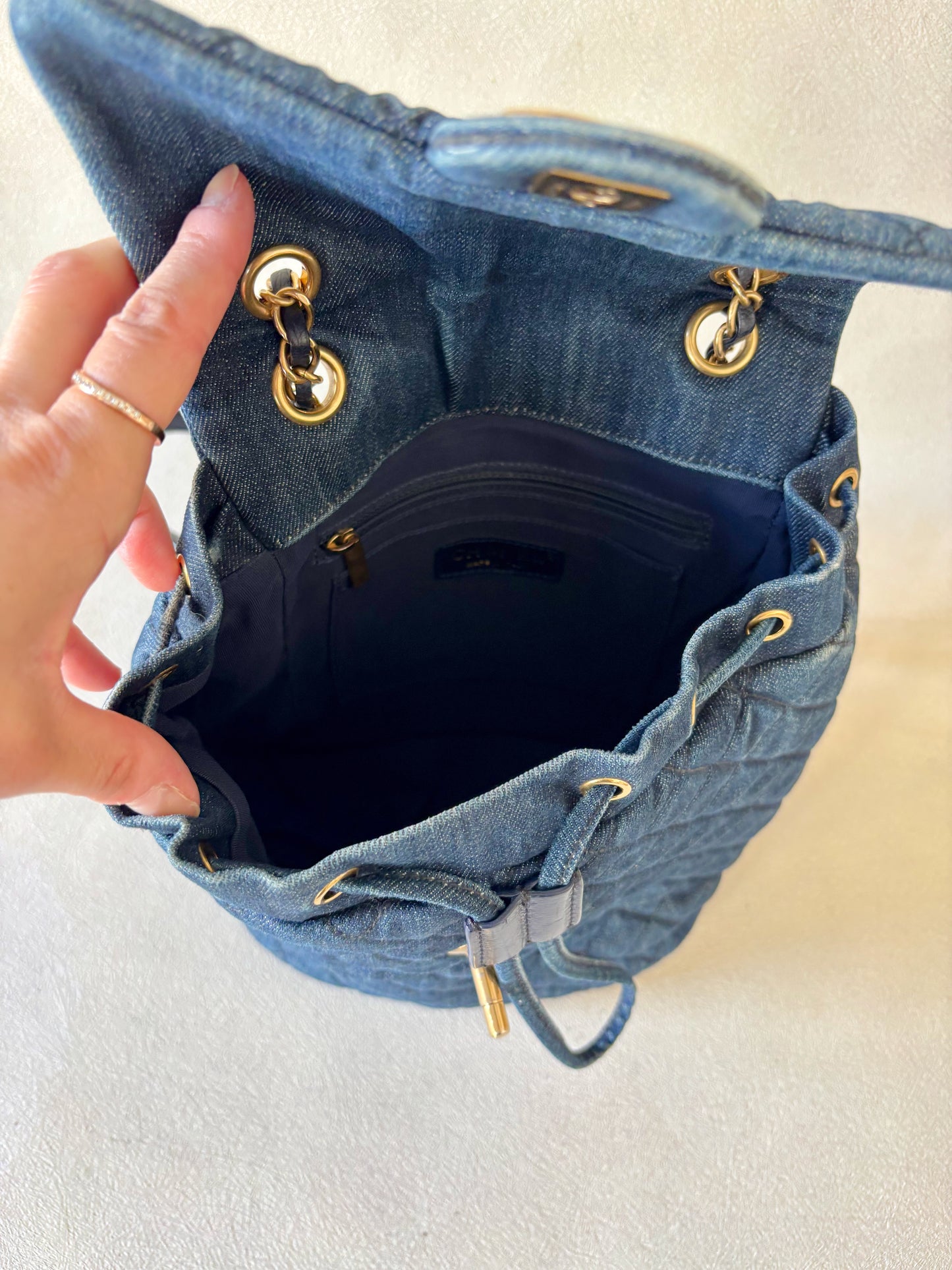CHANEL Sac à dos denim