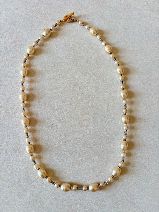 CHANEL Sautoir perles et strass