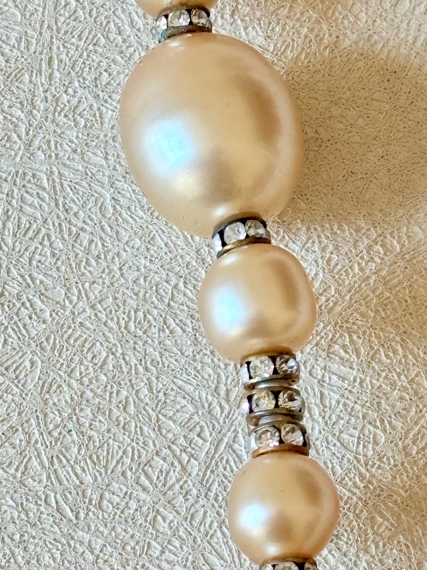 CHANEL Sautoir perles et strass