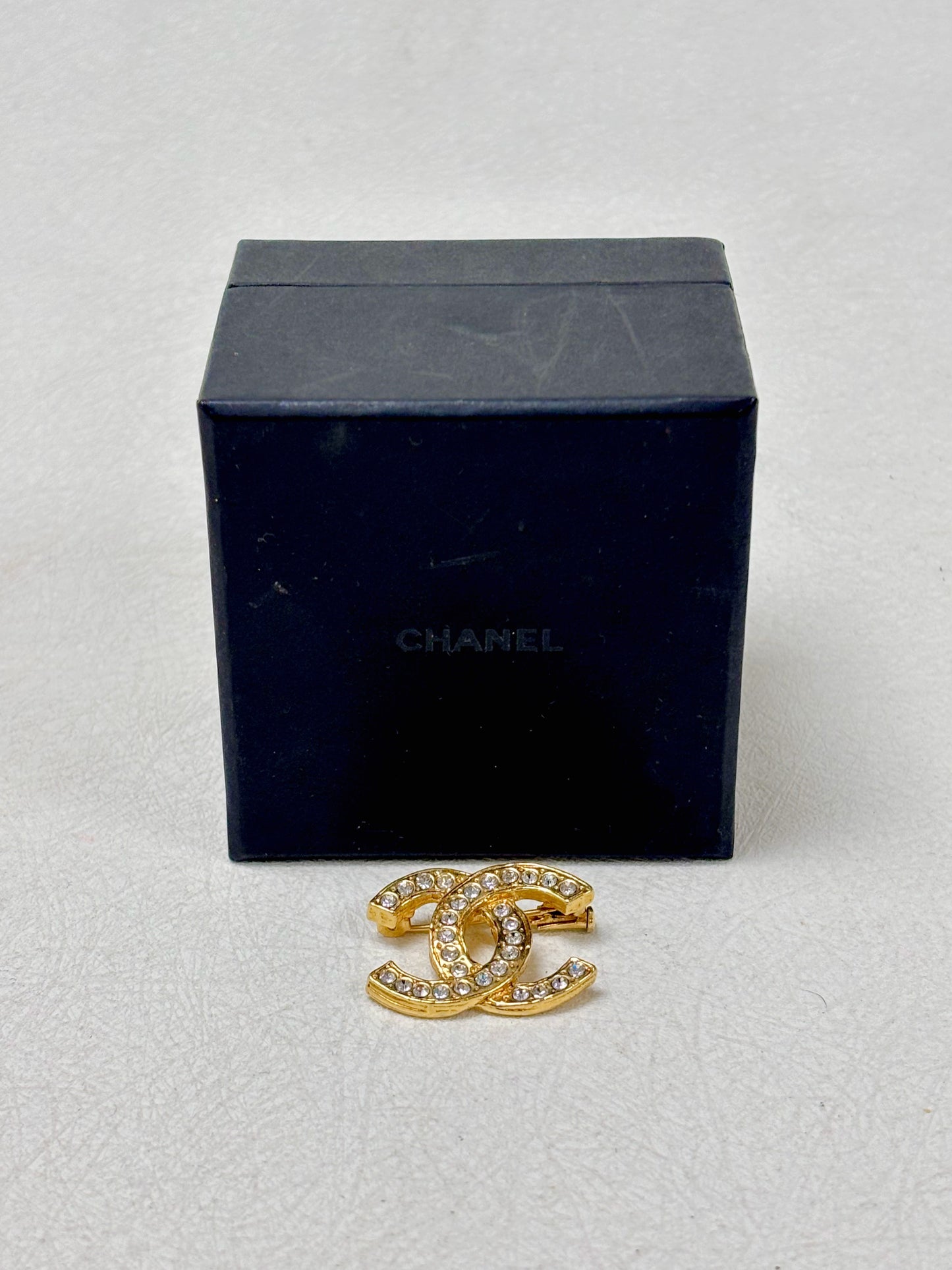 CHANEL Broche CC strass