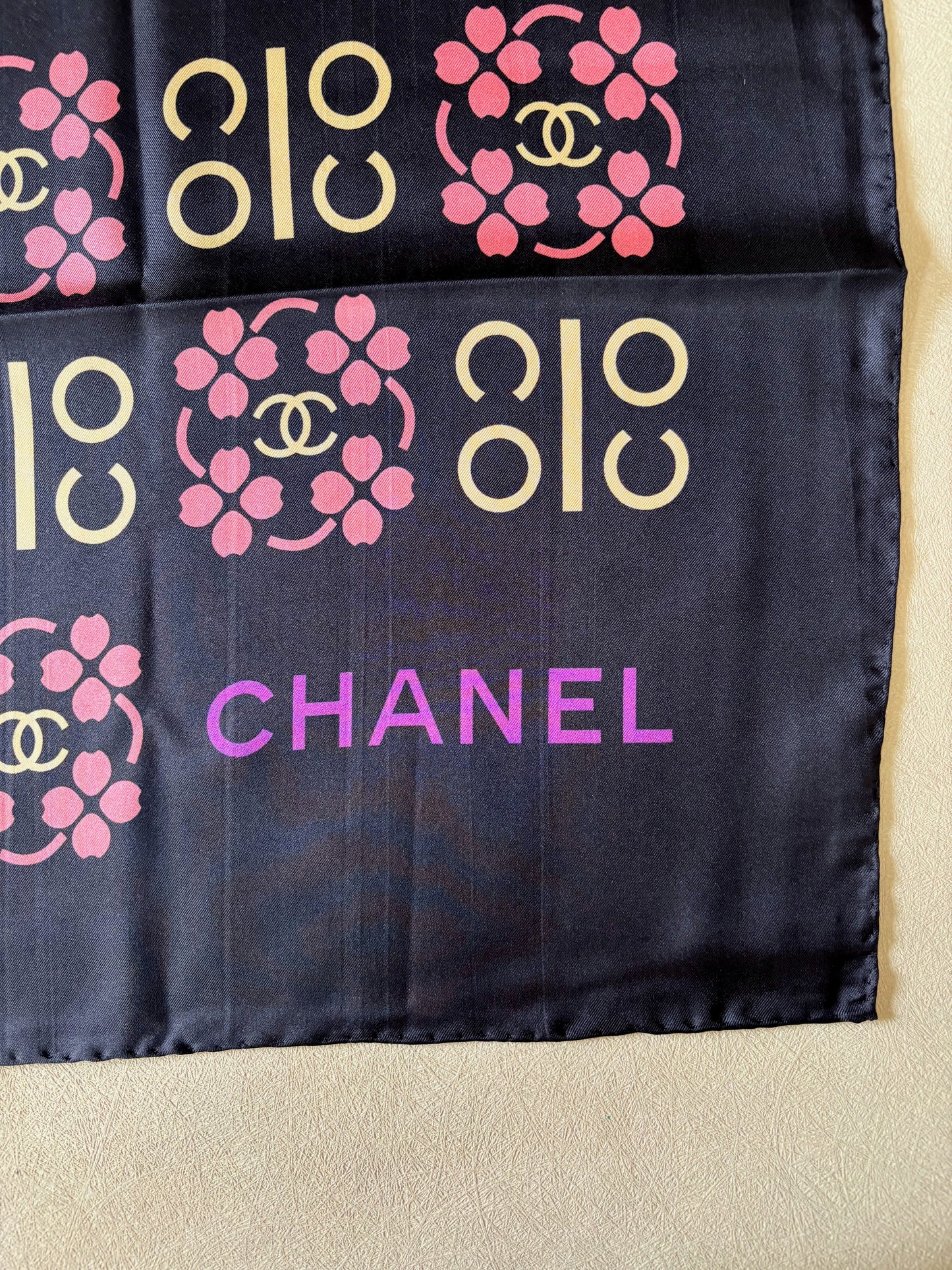 CHANEL Carré en soie