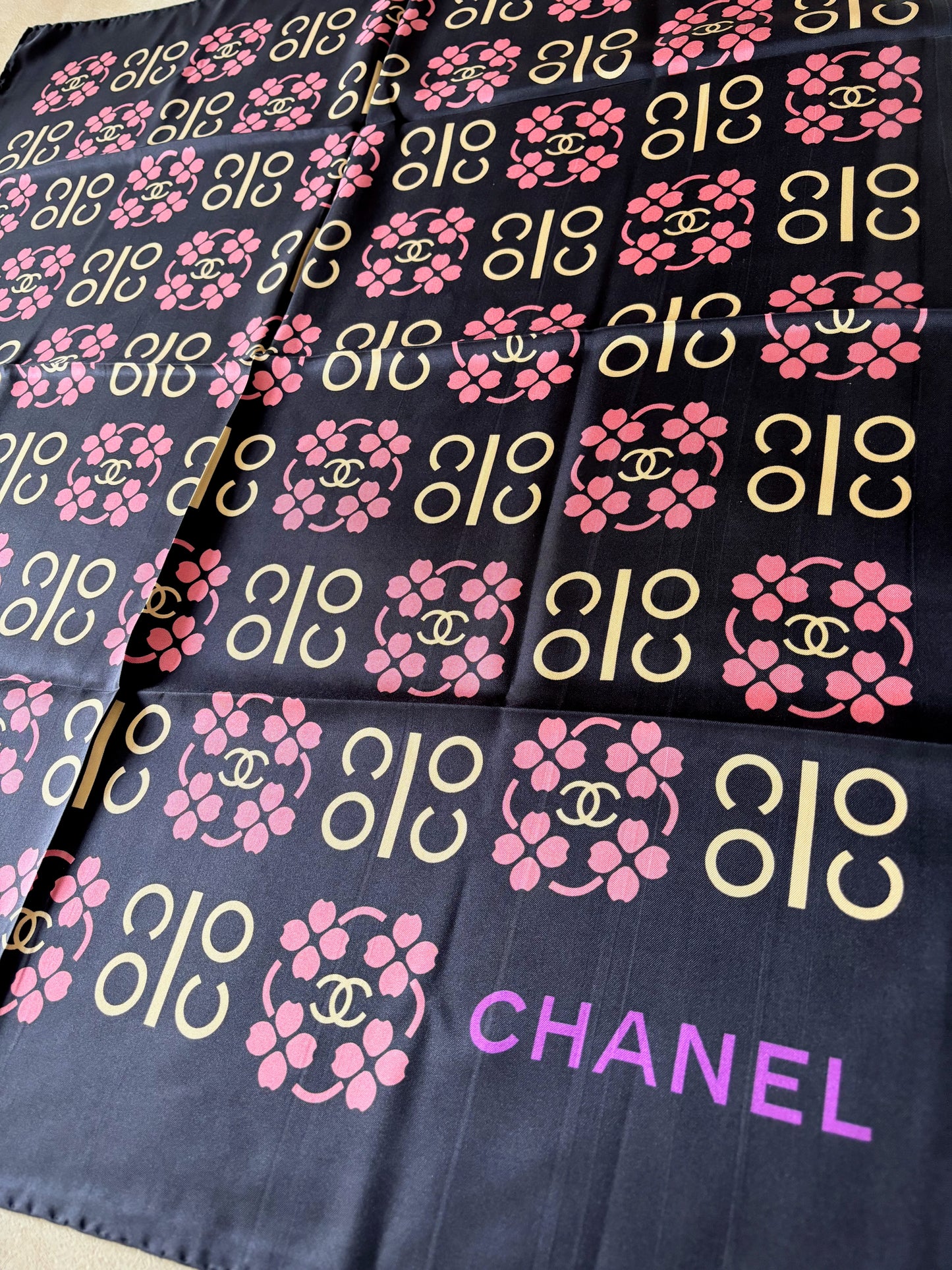 CHANEL Carré en soie