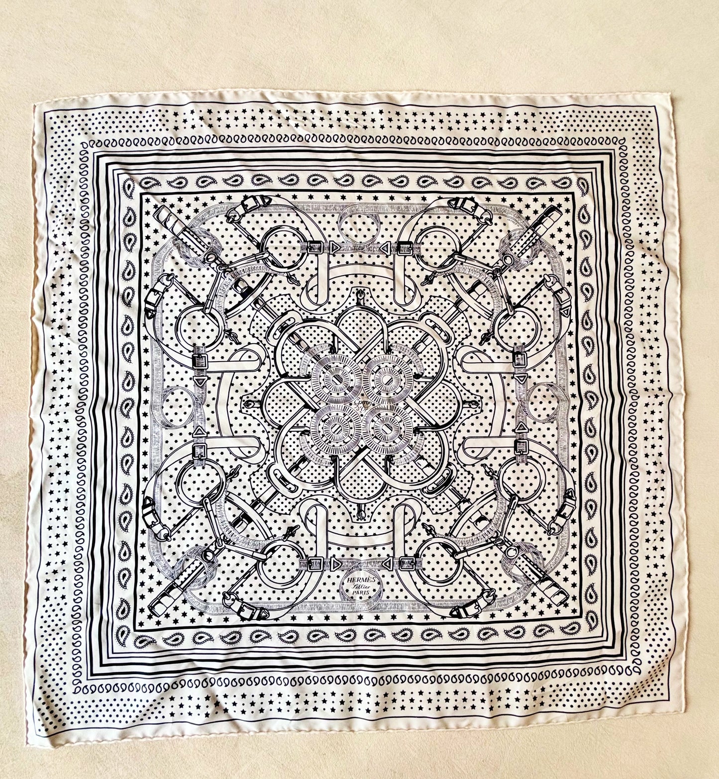 HERMÈS Carré Bandana soie