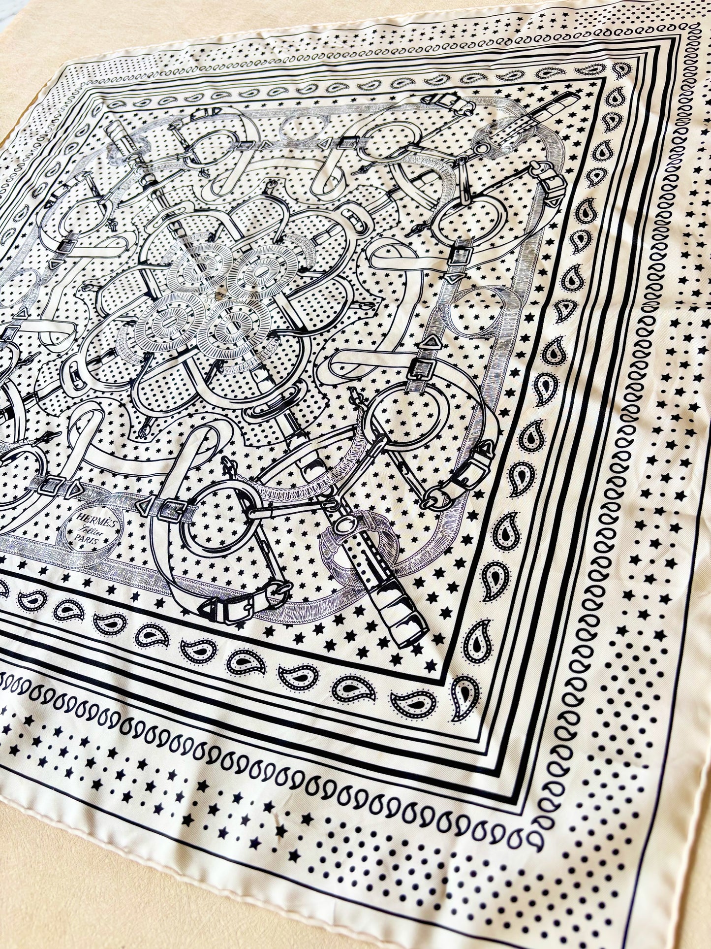 HERMÈS Carré Bandana soie
