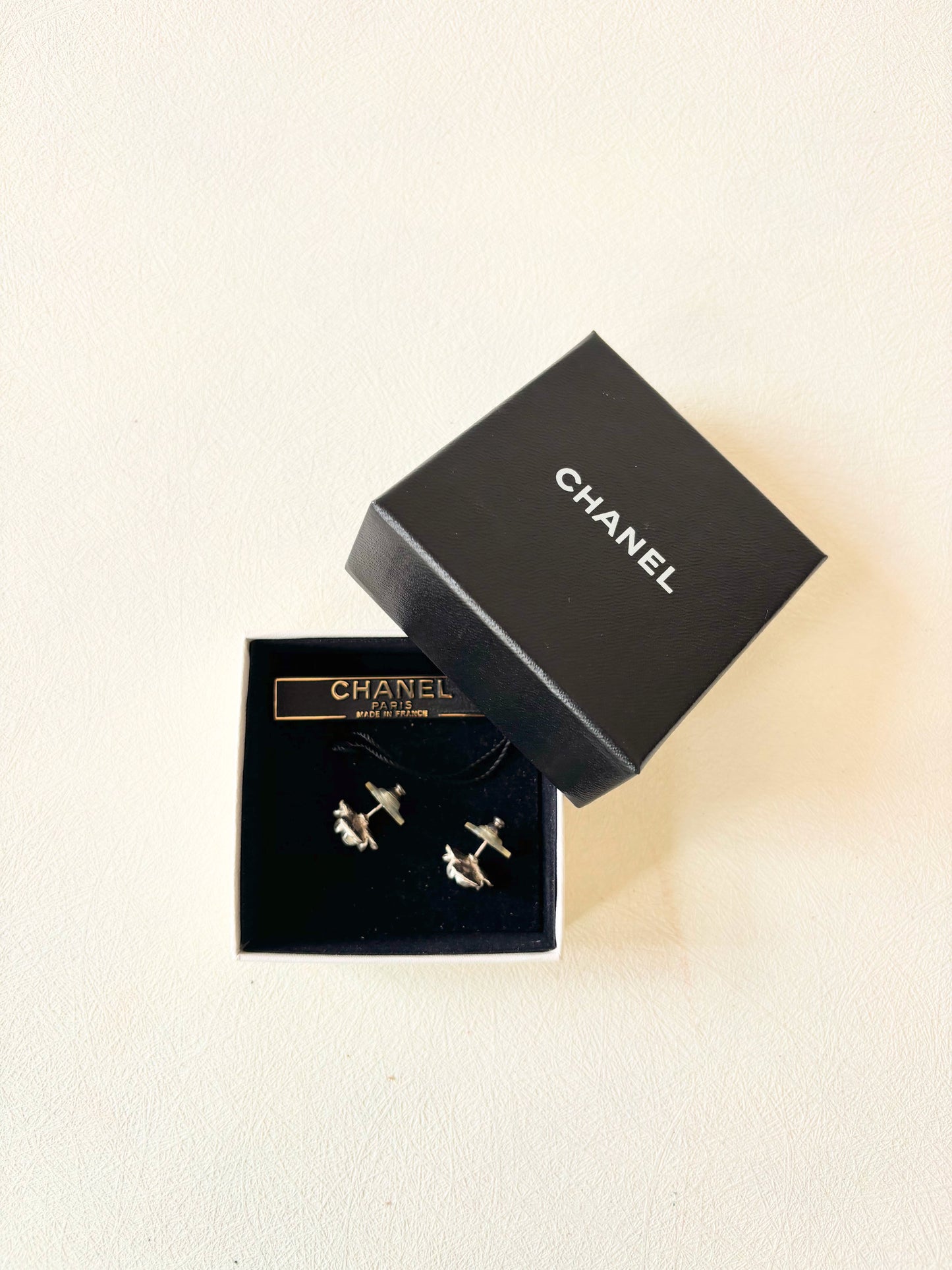 CHANEL Boucles d'oreilles Camélia