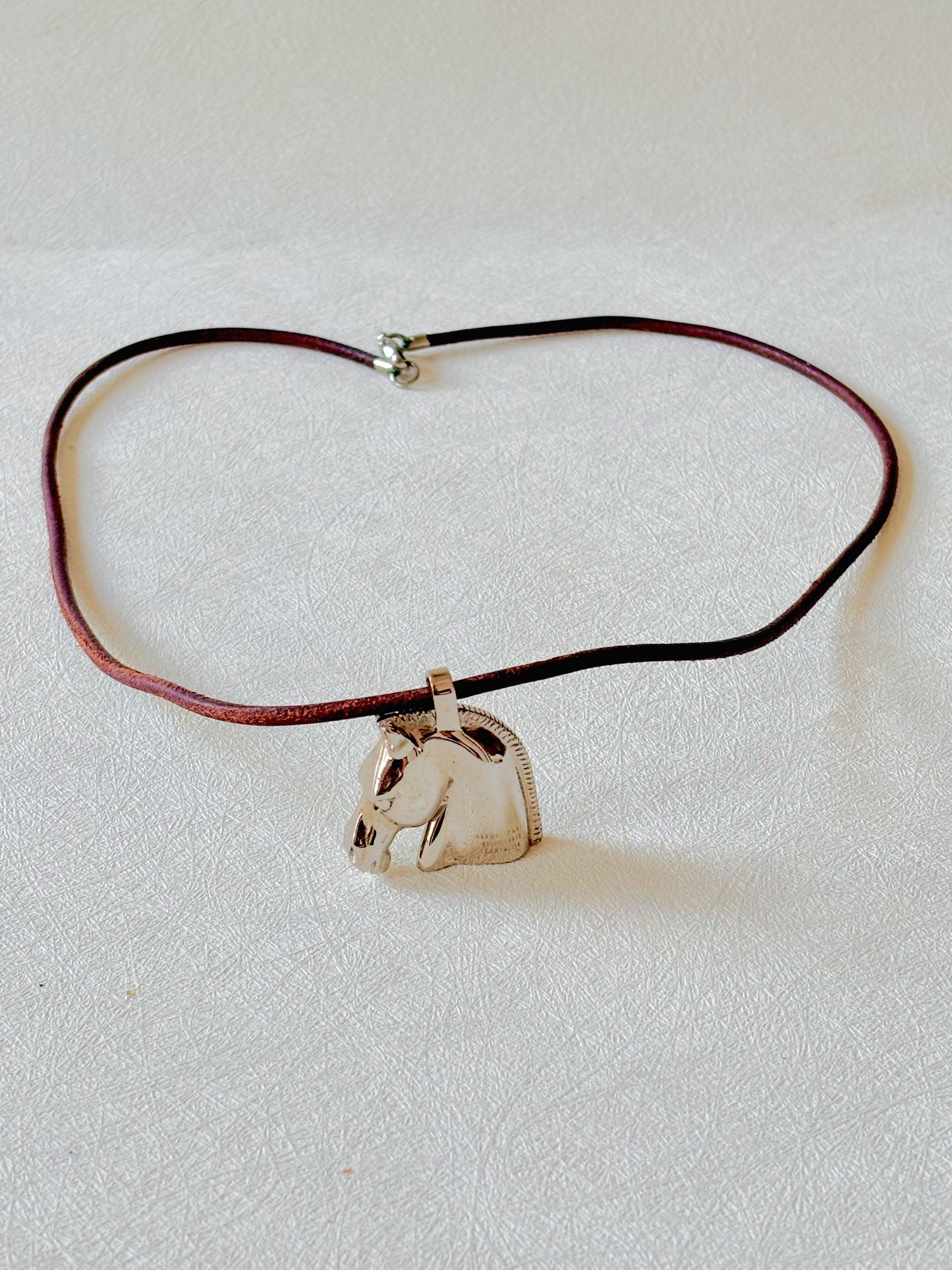 HERMÈS Pendentif Cheval