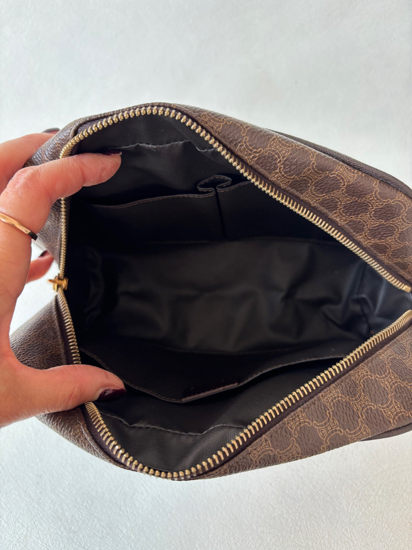CÉLINE Pochette Triomphe