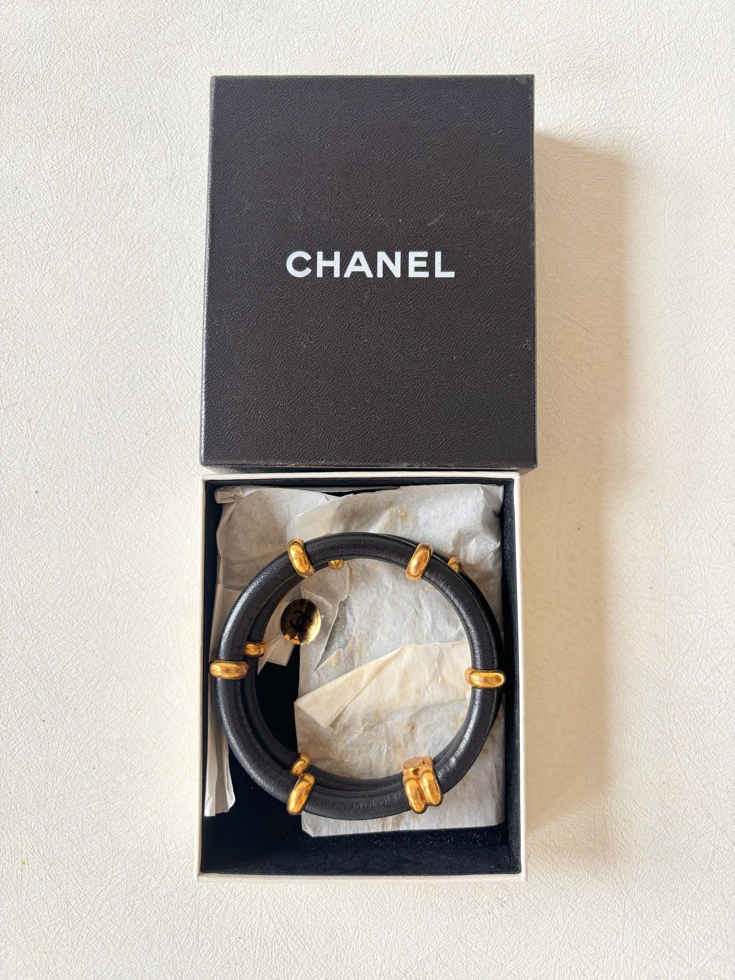 CHANEL Bracelet cuir et métal