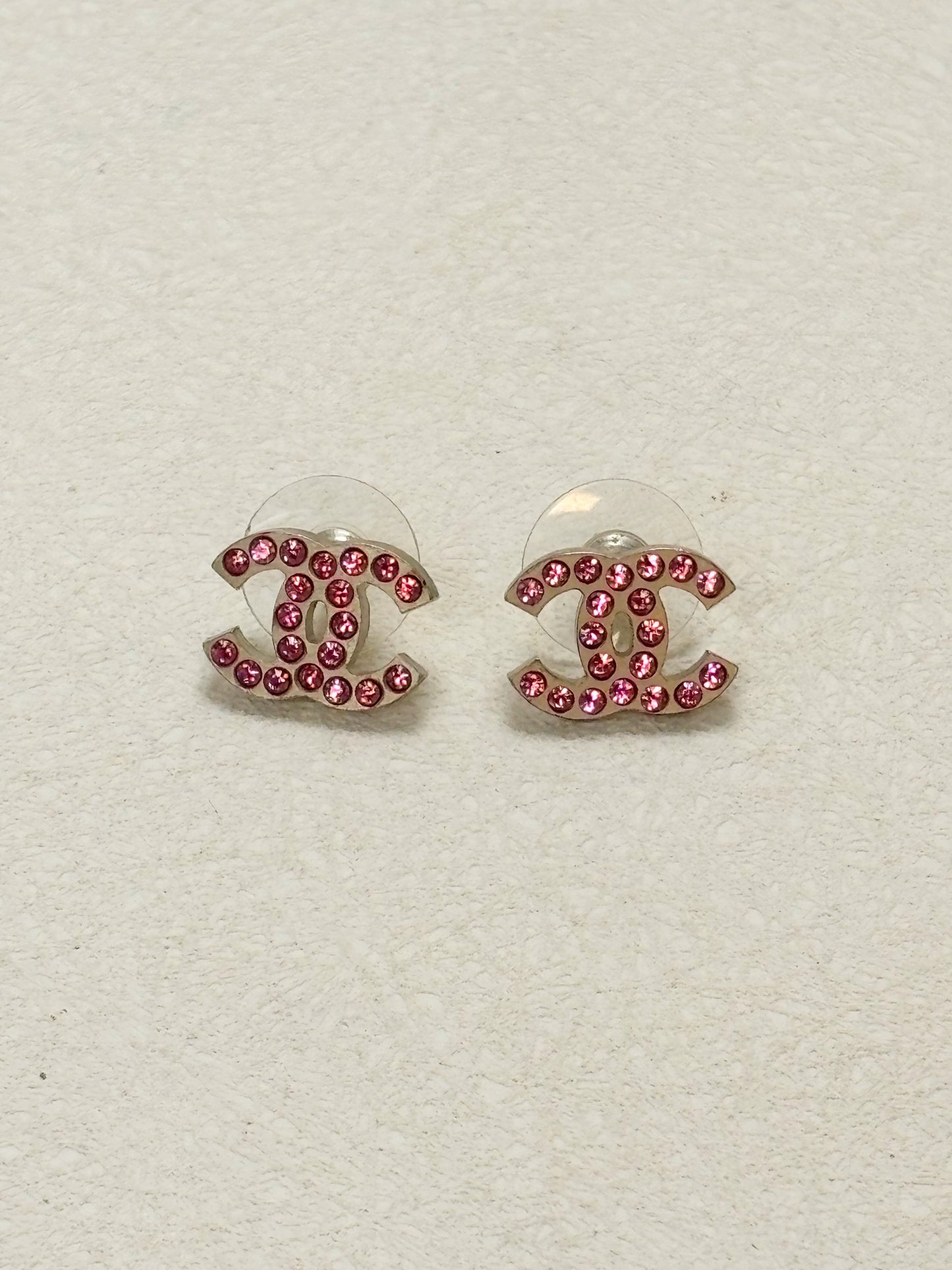 CHANEL Boucles d'oreilles CC Strass