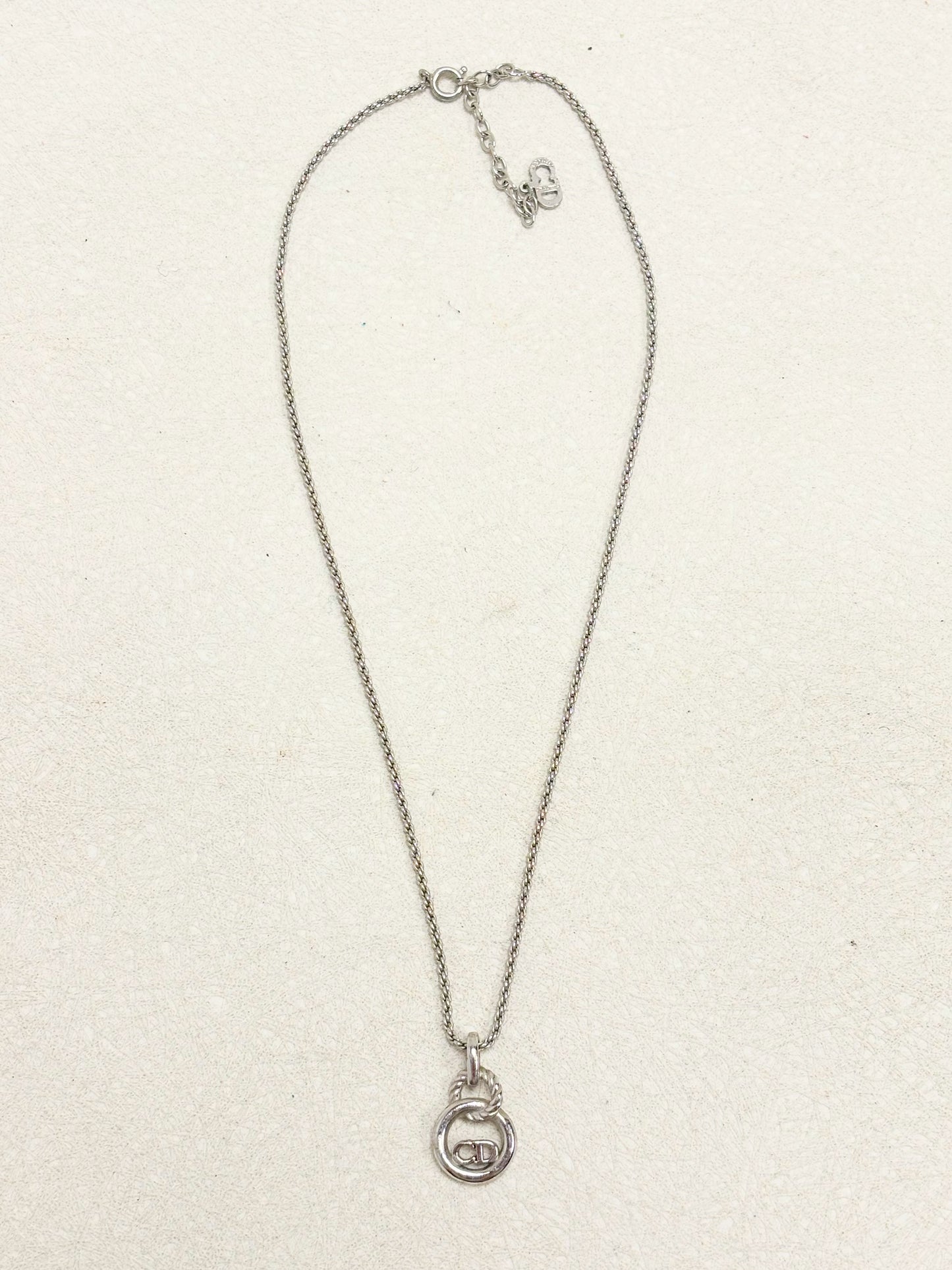 DIOR Collier Logo
