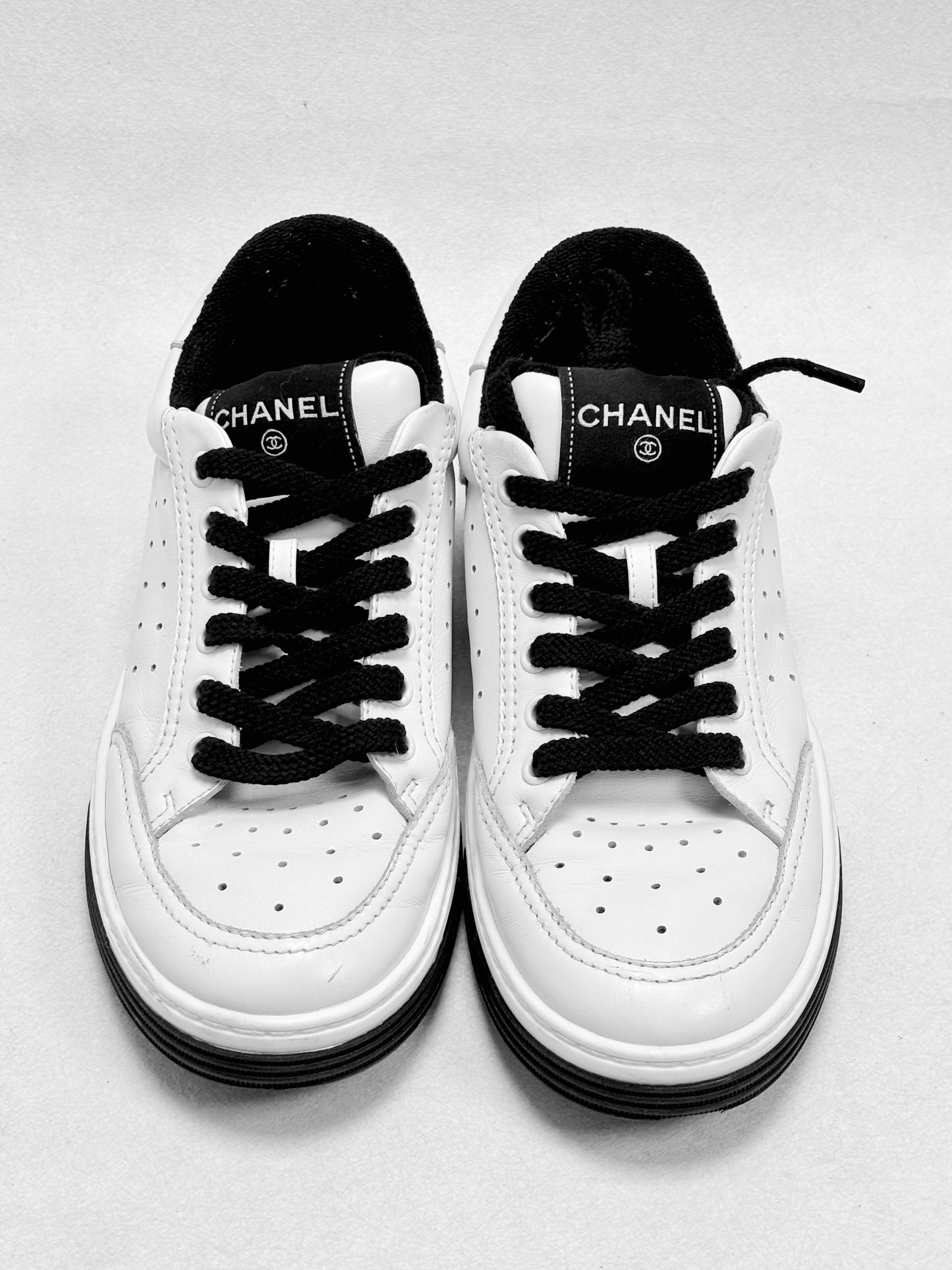 CHANEL Baskets Logo