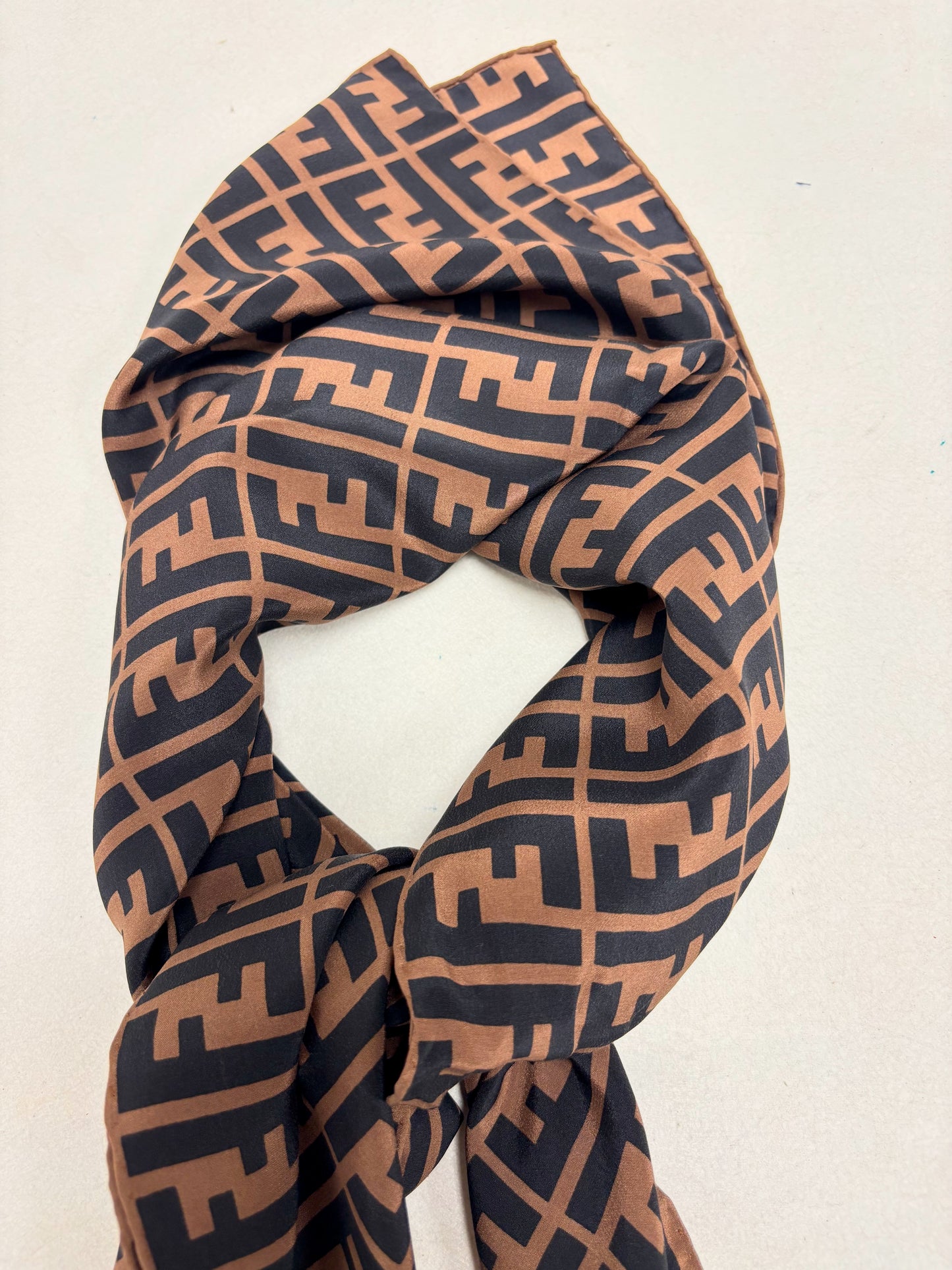 FENDI Foulard Carré en soie Zucca
