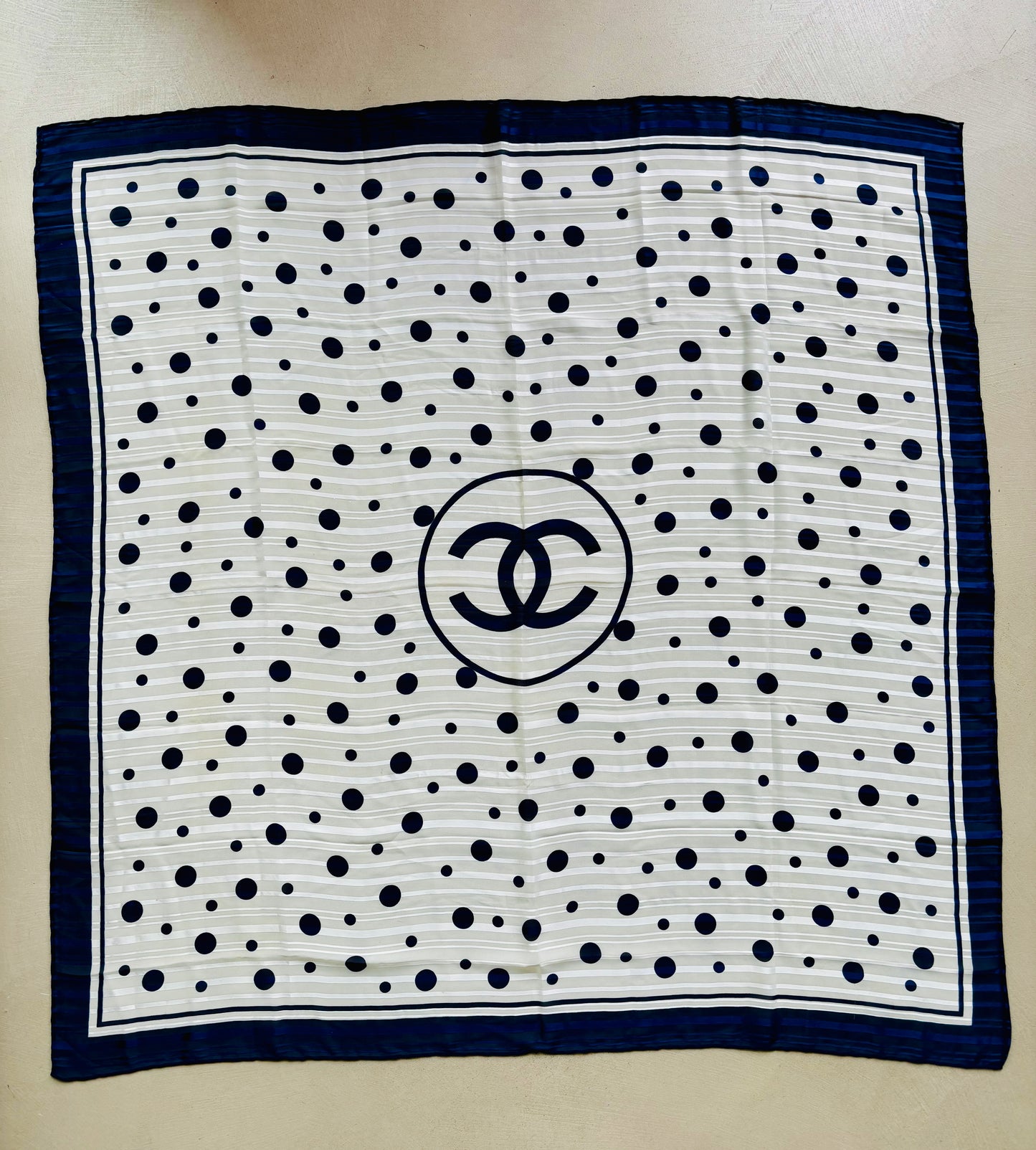 CHANEL Foulard en soie
