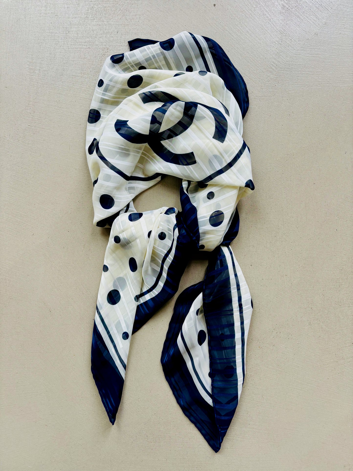 CHANEL Foulard en soie