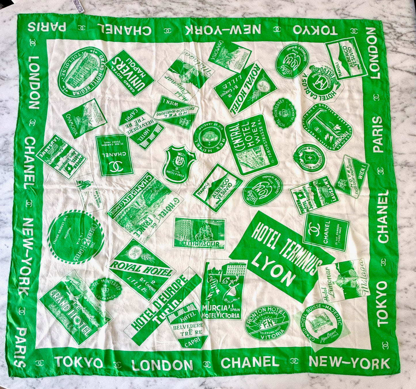 CHANEL Foulard en soie