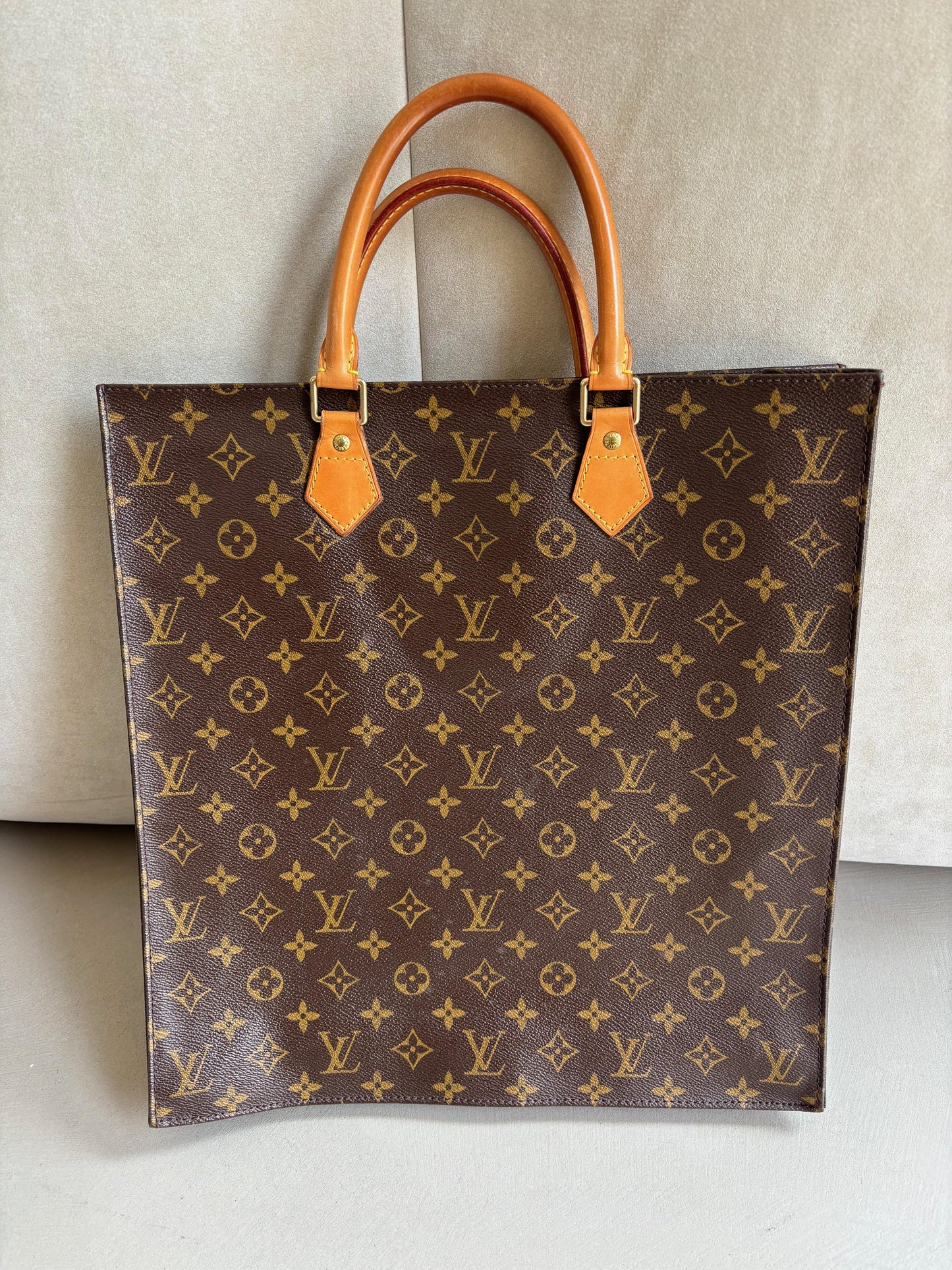 LOUIS VUITTON Sac plat