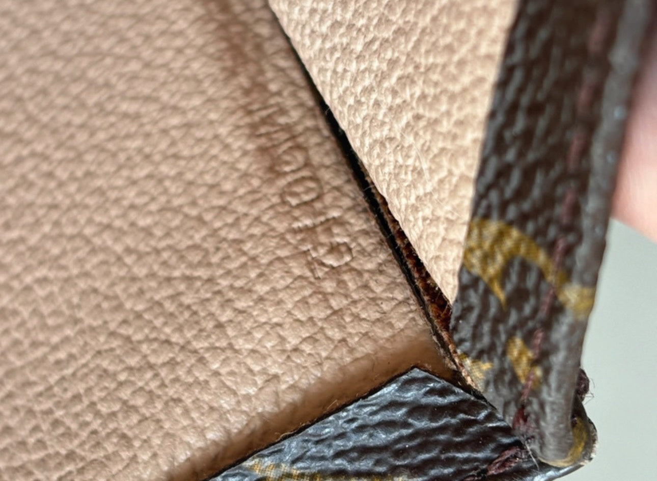 LOUIS VUITTON Sac plat