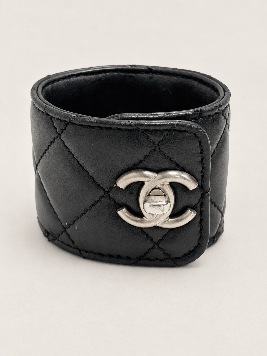 CHANEL Bracelet Manchette Cuir