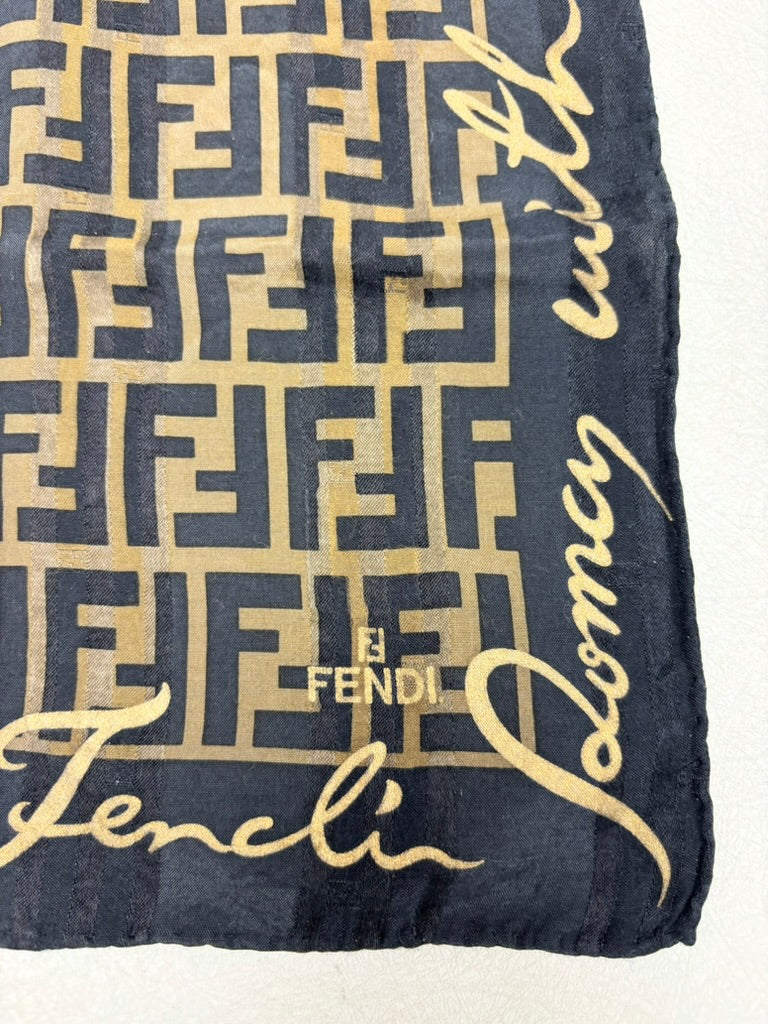 FENDI Carré Zucca en soie